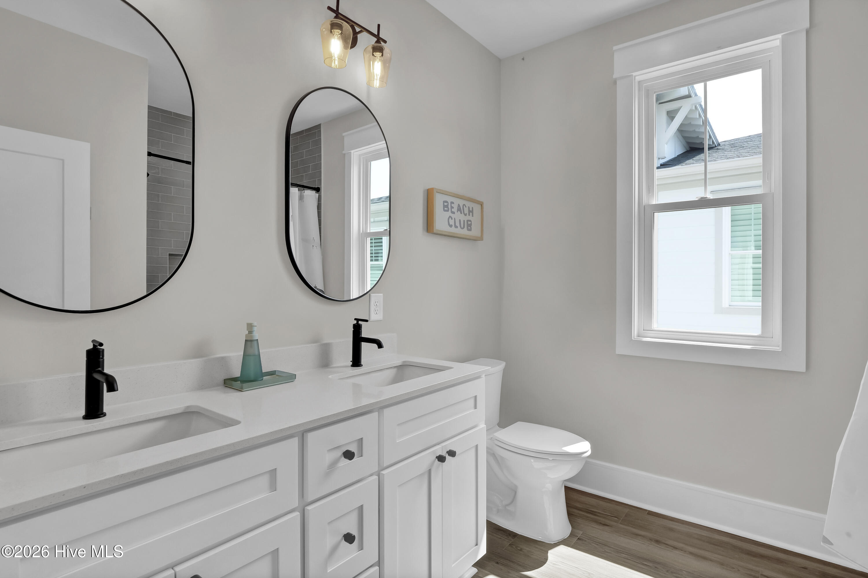 100567892 | Photo 35