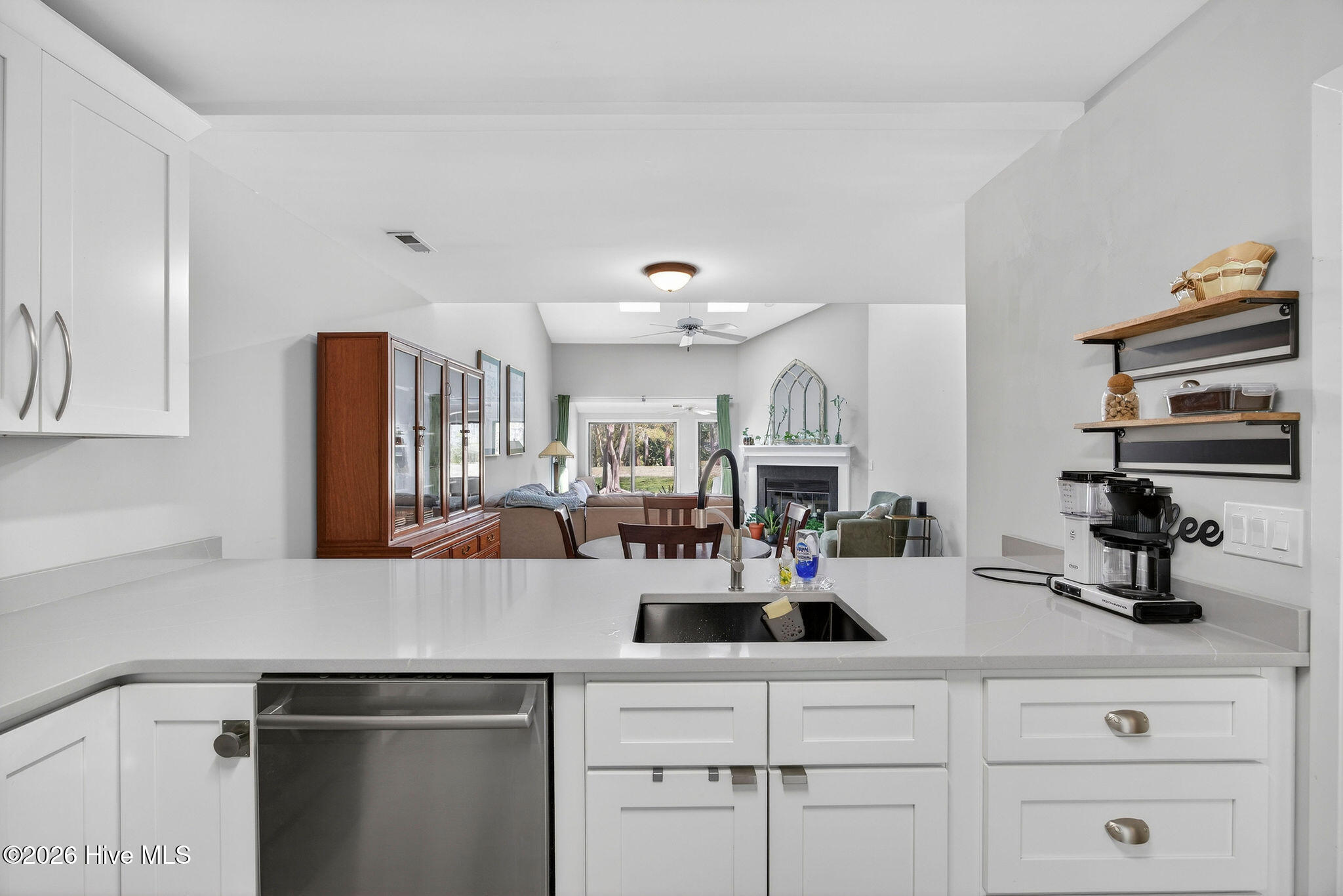 100563726 | Photo 25