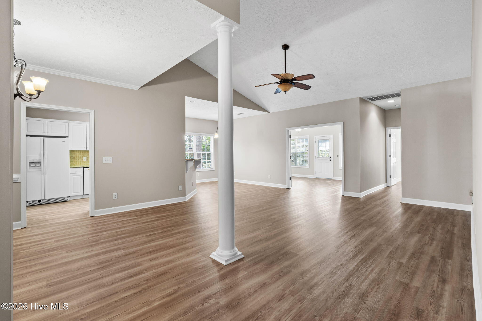 100559407 | Photo 12