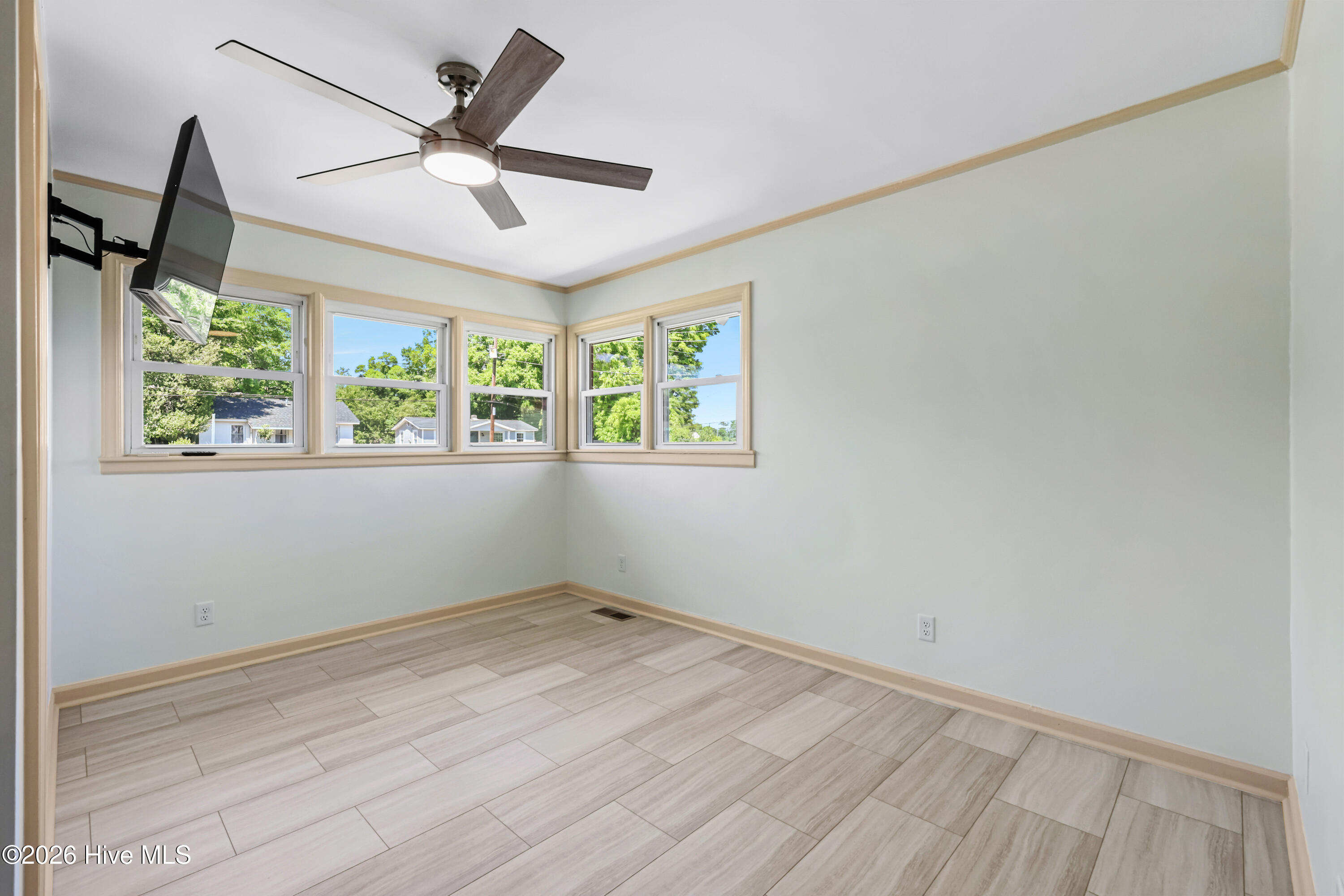 100567832 | Photo 18