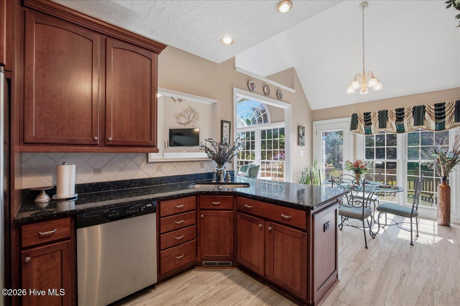 100560950 | Photo 20