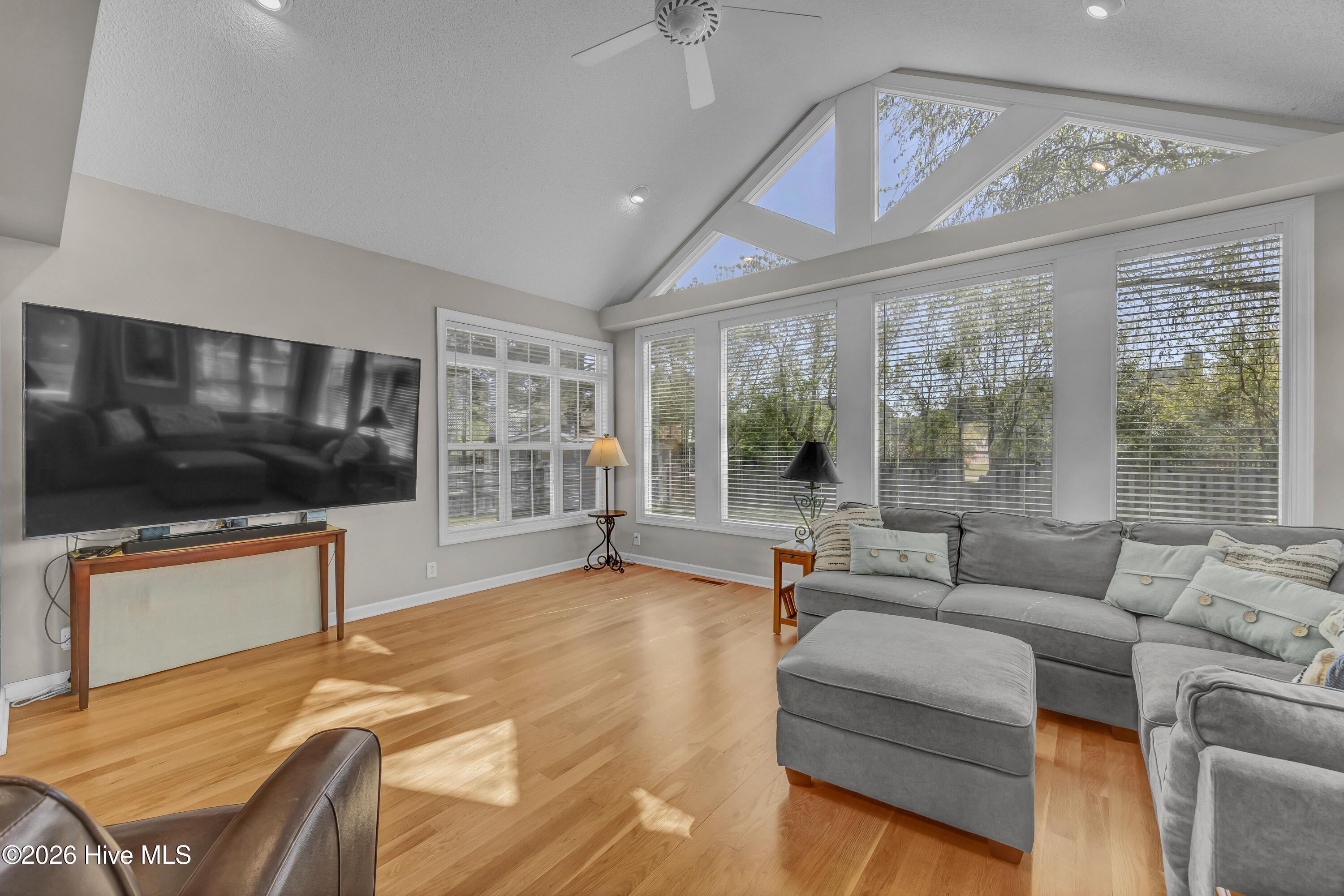 100565343 | Photo 15