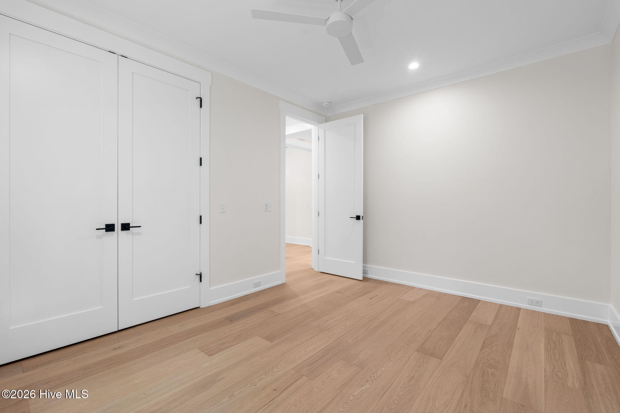 100568916 | Photo 51