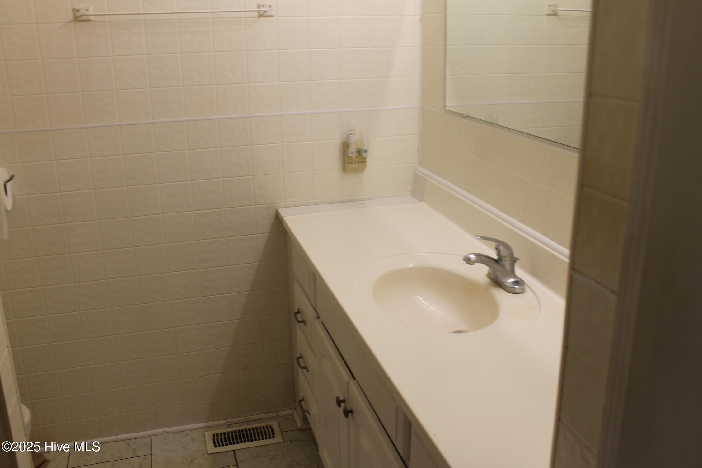 100535737 | Photo 15