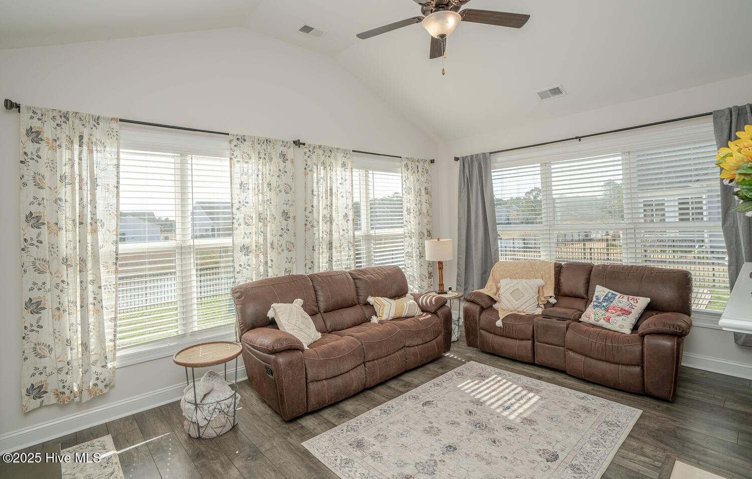 100547229 | Photo 25