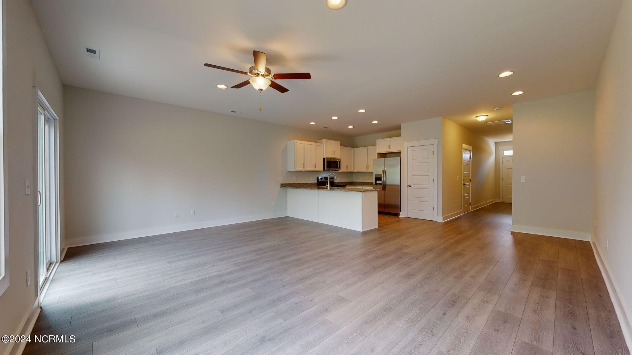 100548244 | Photo 24