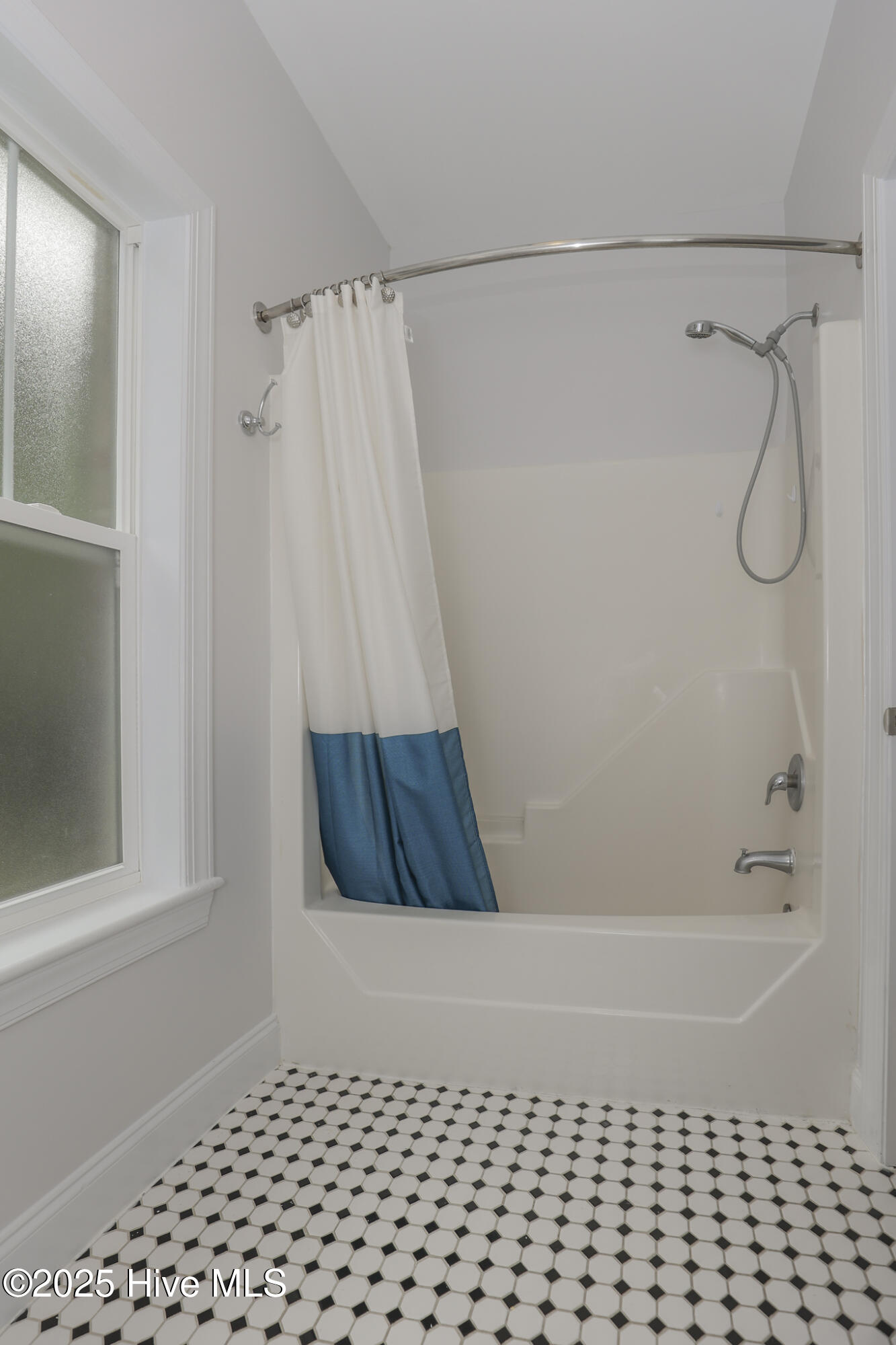 100530782 | Photo 34