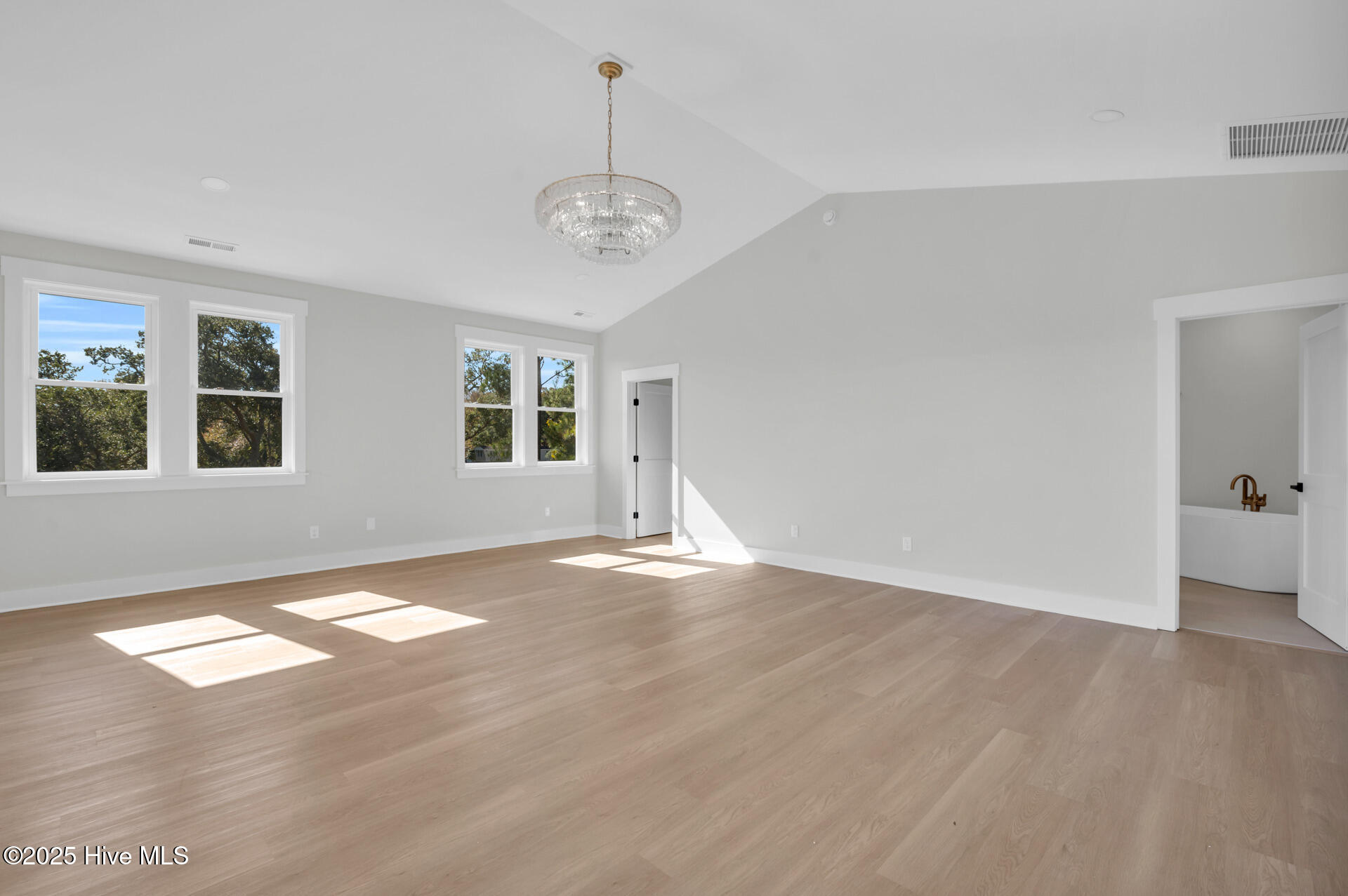 100540114 | Photo 22