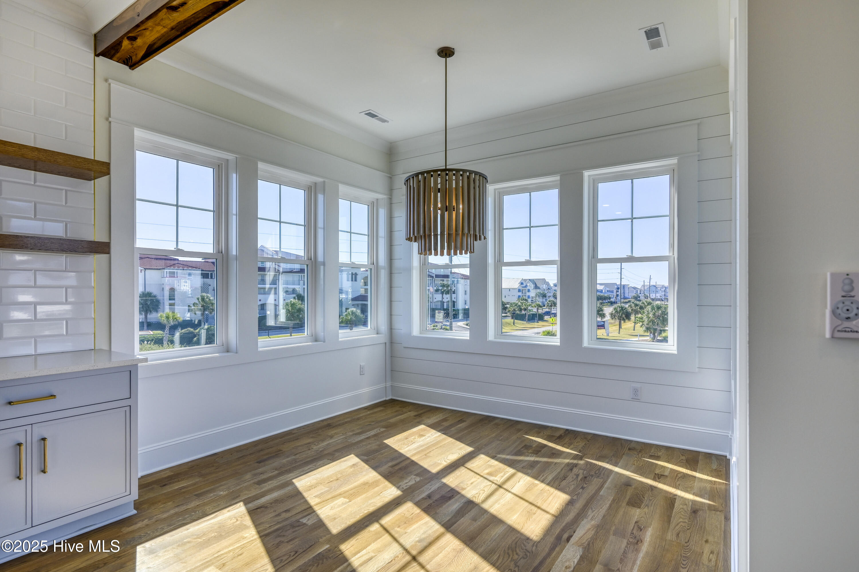 100516070 | Photo 24