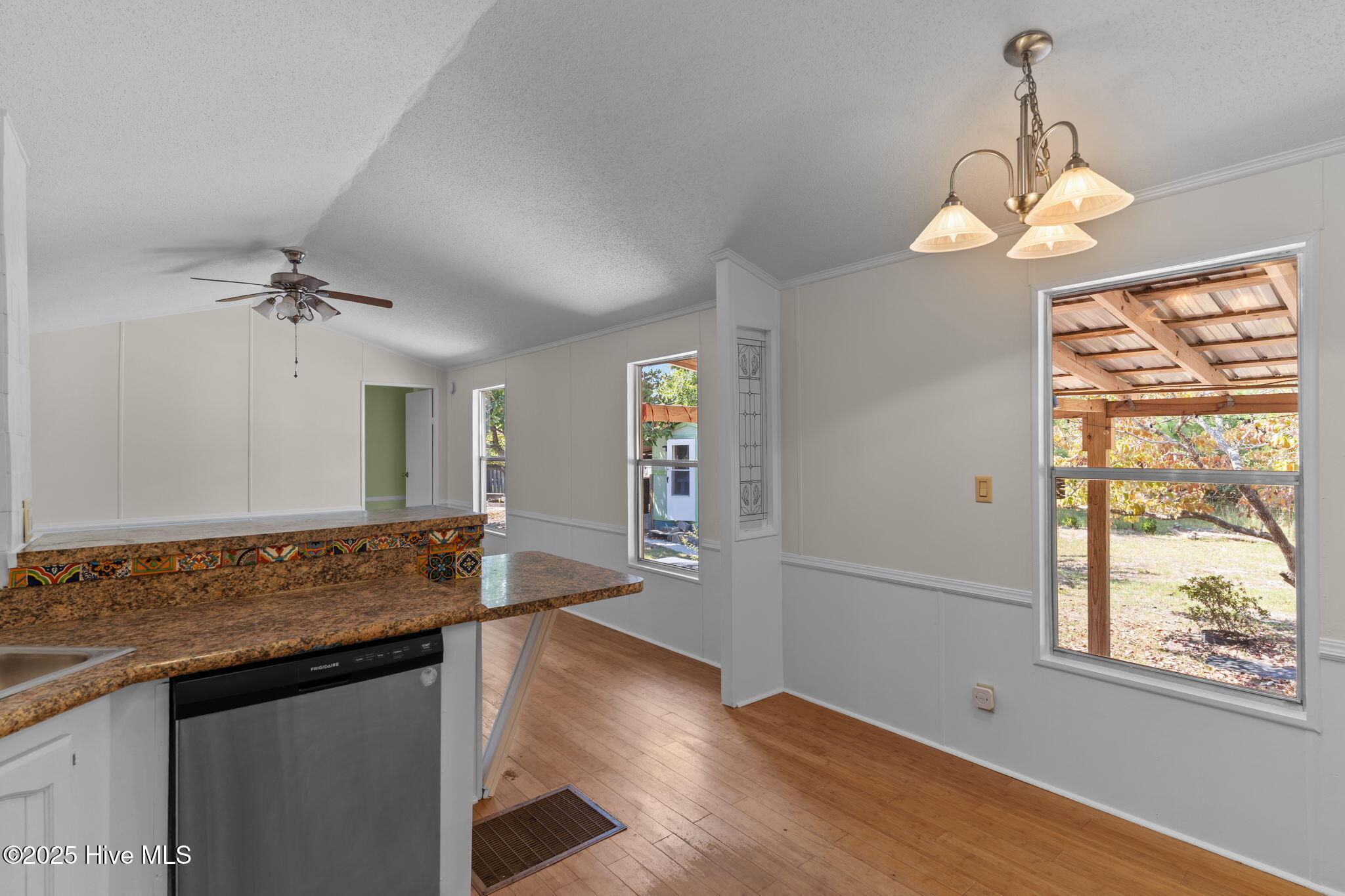 100531934 | Photo 28