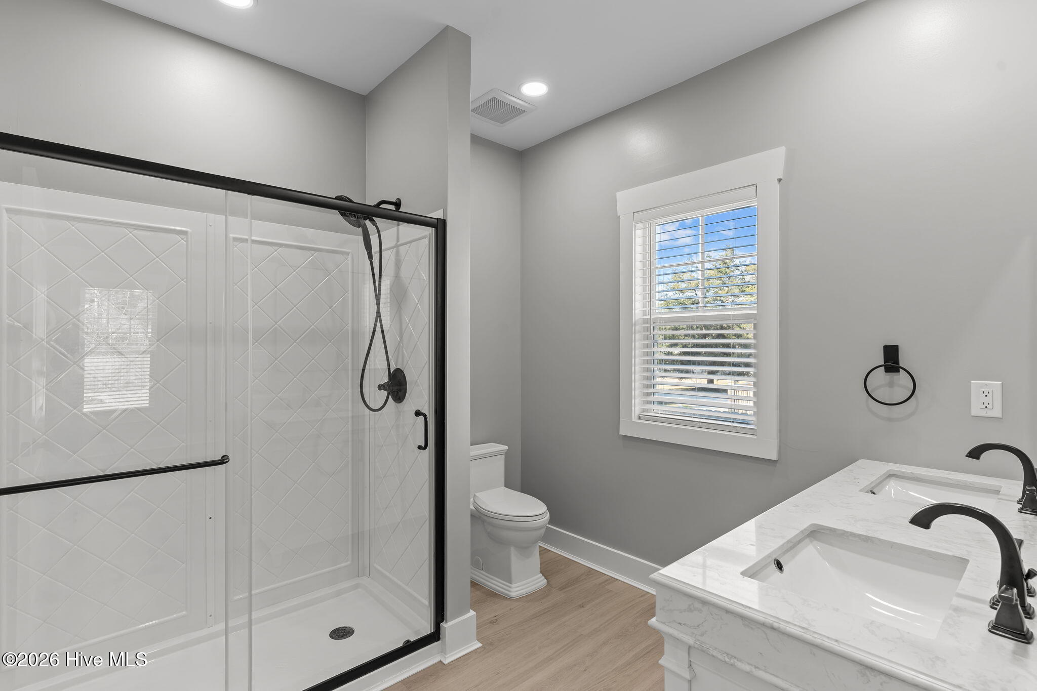 100548399 | Photo 33