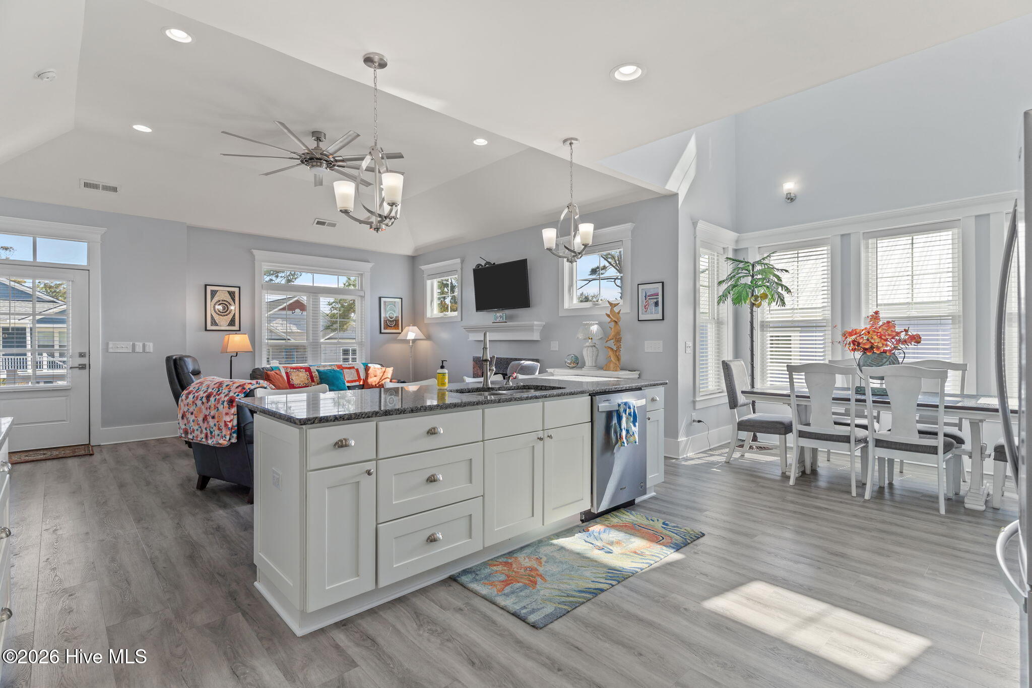 100562784 | Photo 25