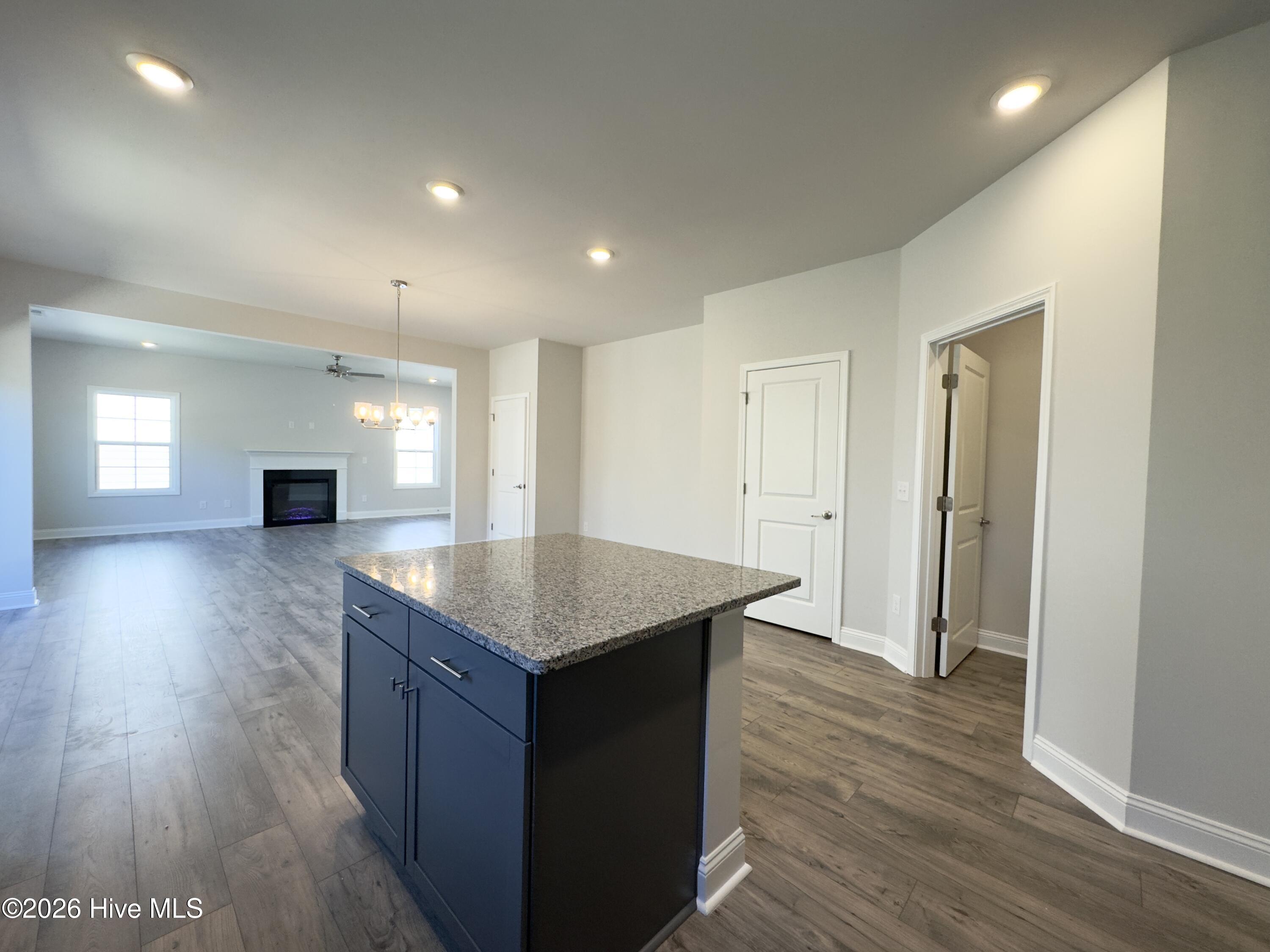 100563349 | Photo 13