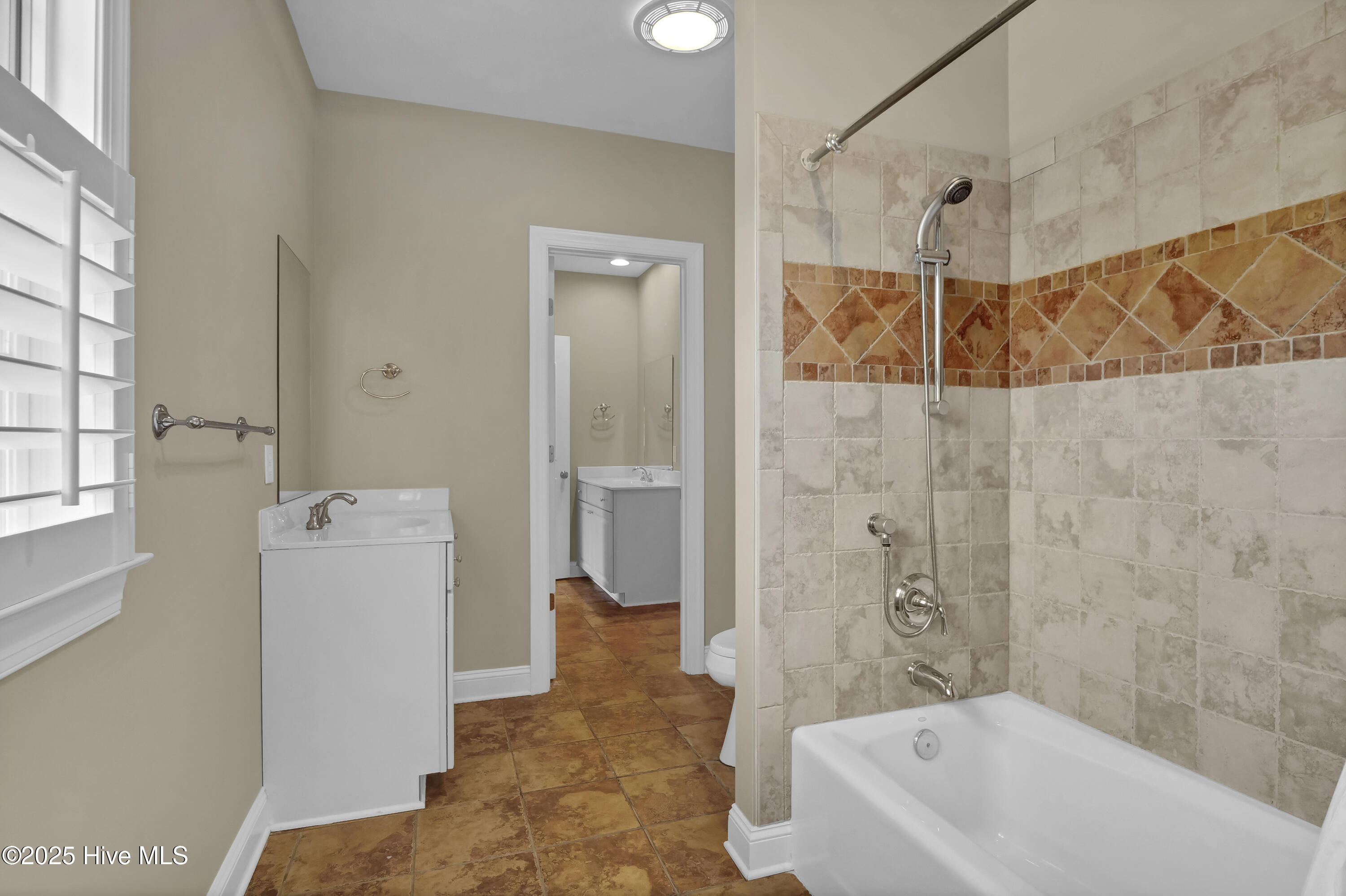 100552605 | Photo 59