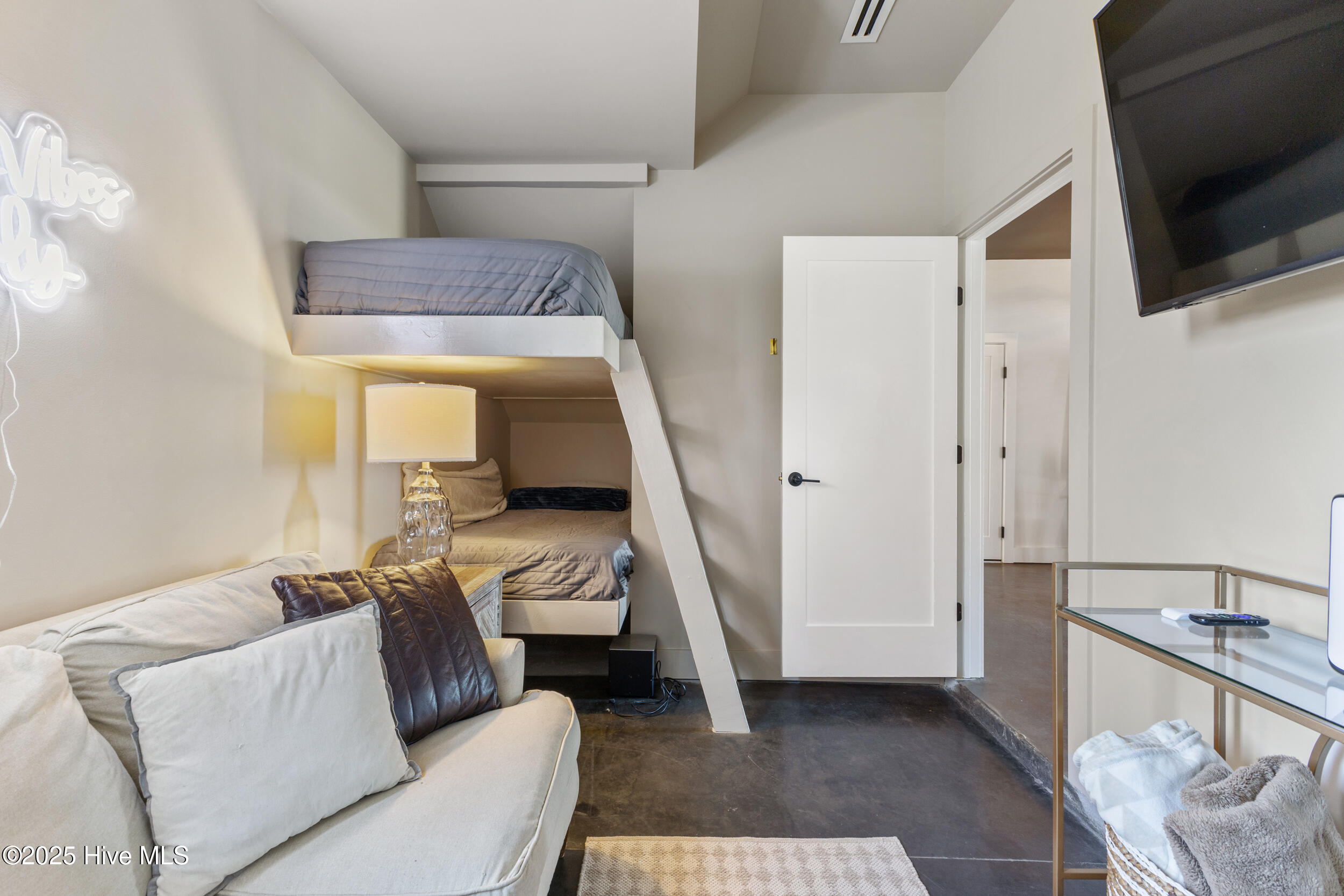 100560087 | Photo 50