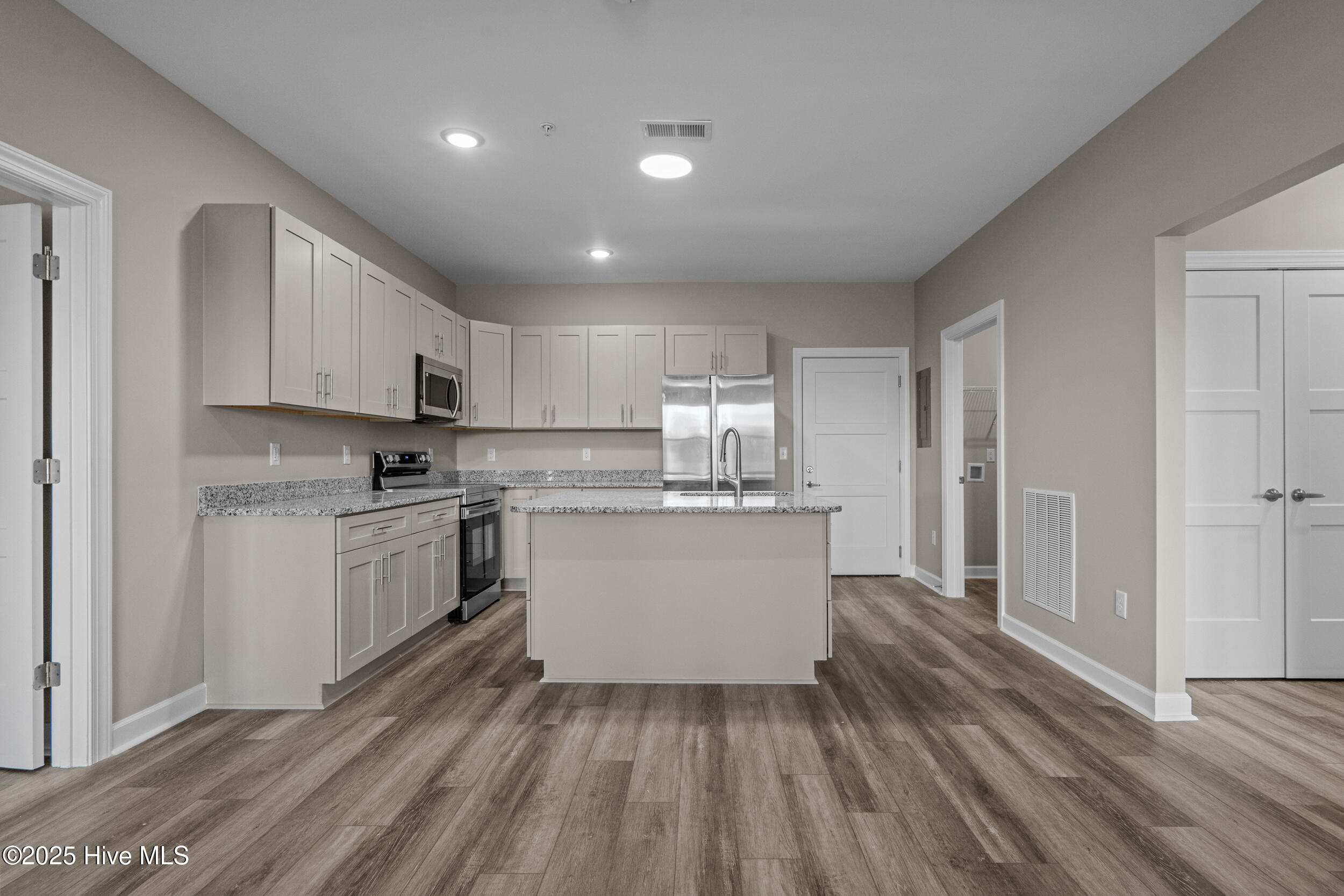 100539036 | Photo 14