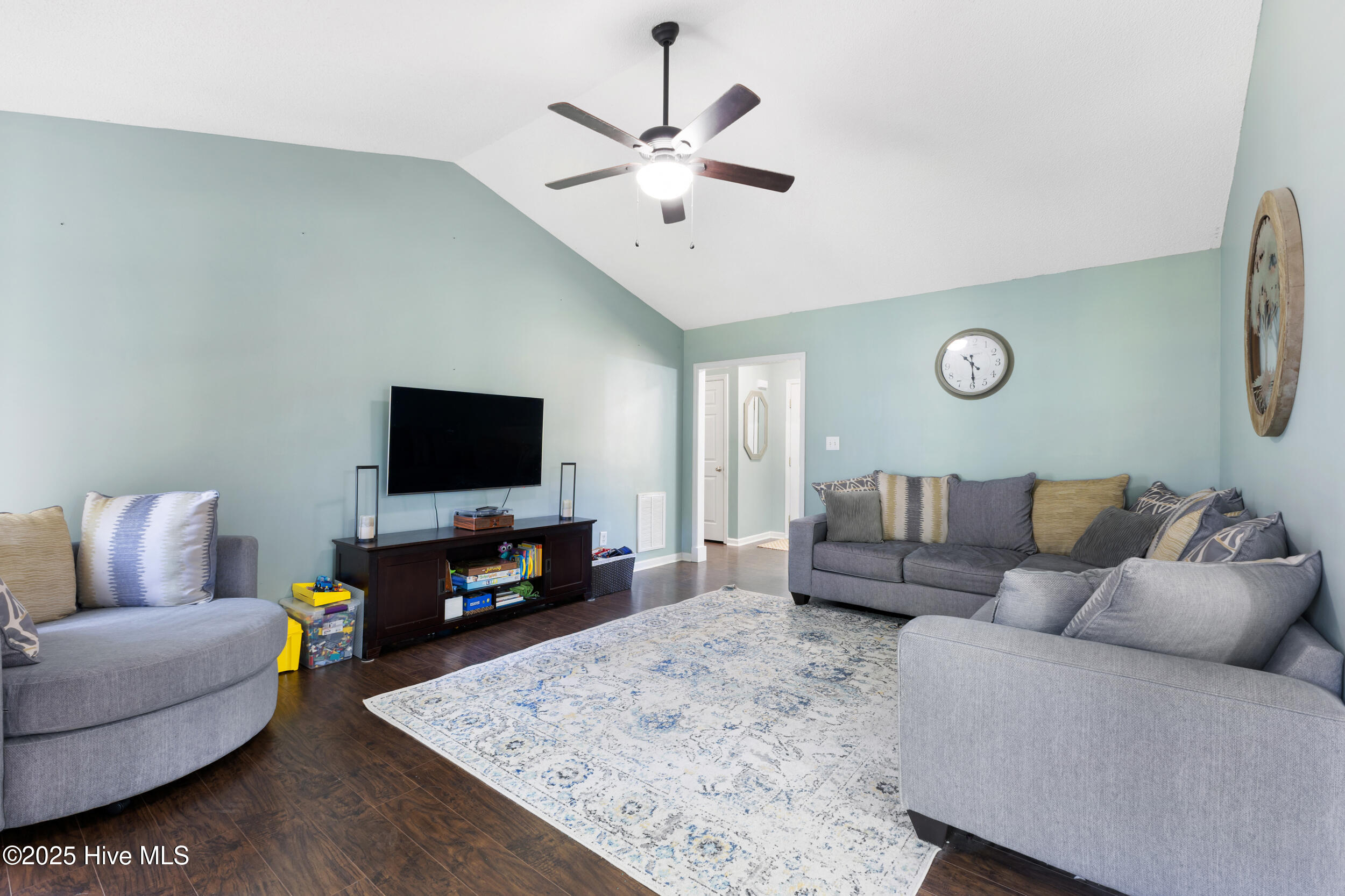 102 Lunington Mill Circle, Burgaw, NC 28425 – photo 5: Living Room