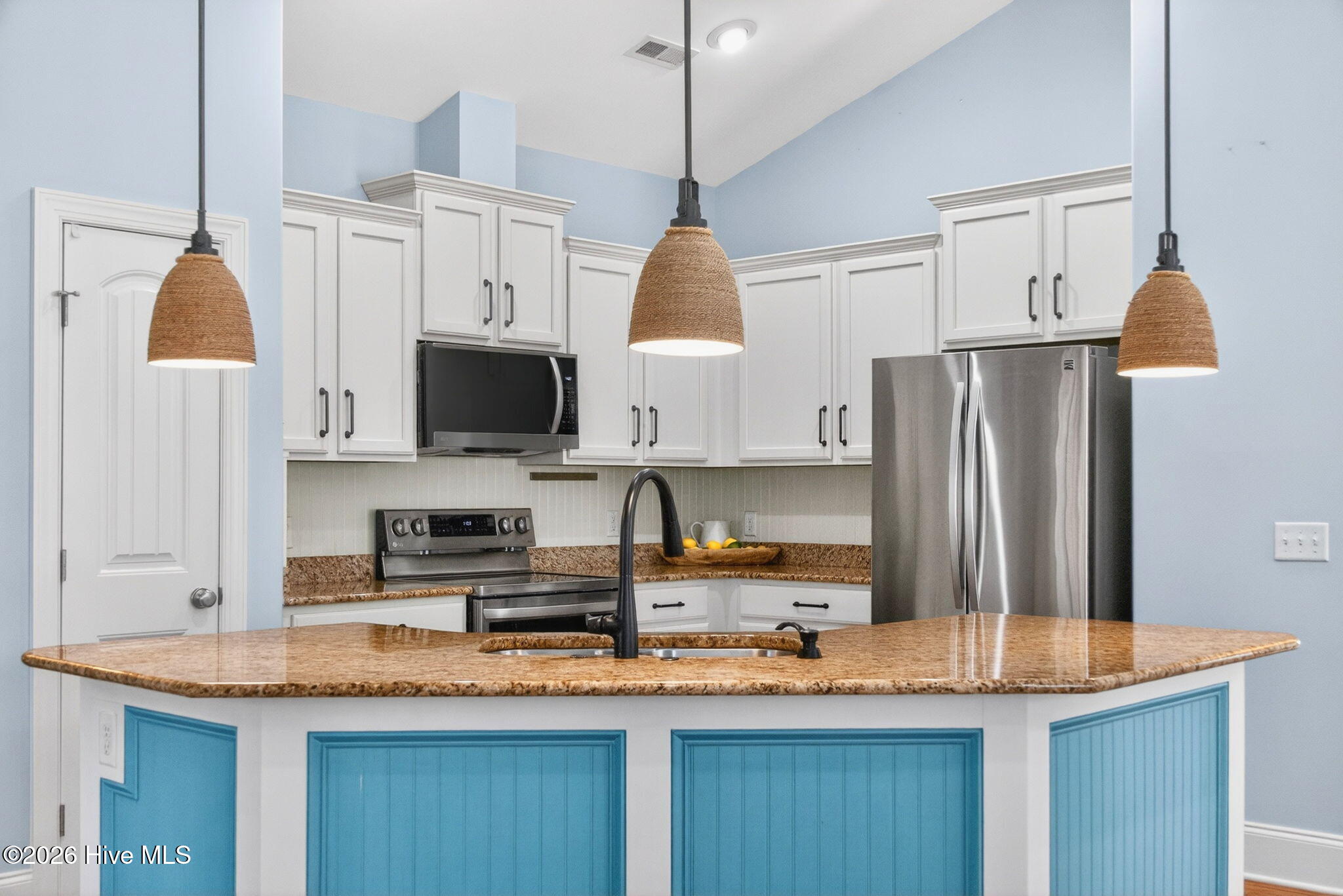 100558645 | Photo 23