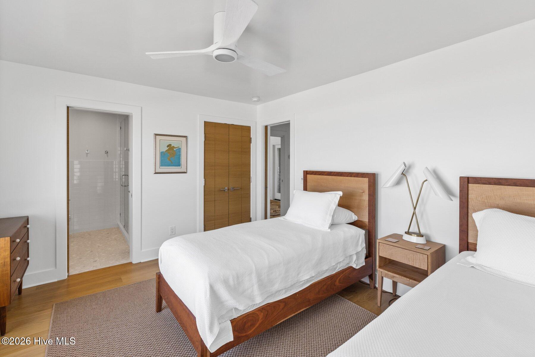 100560851 | Photo 43