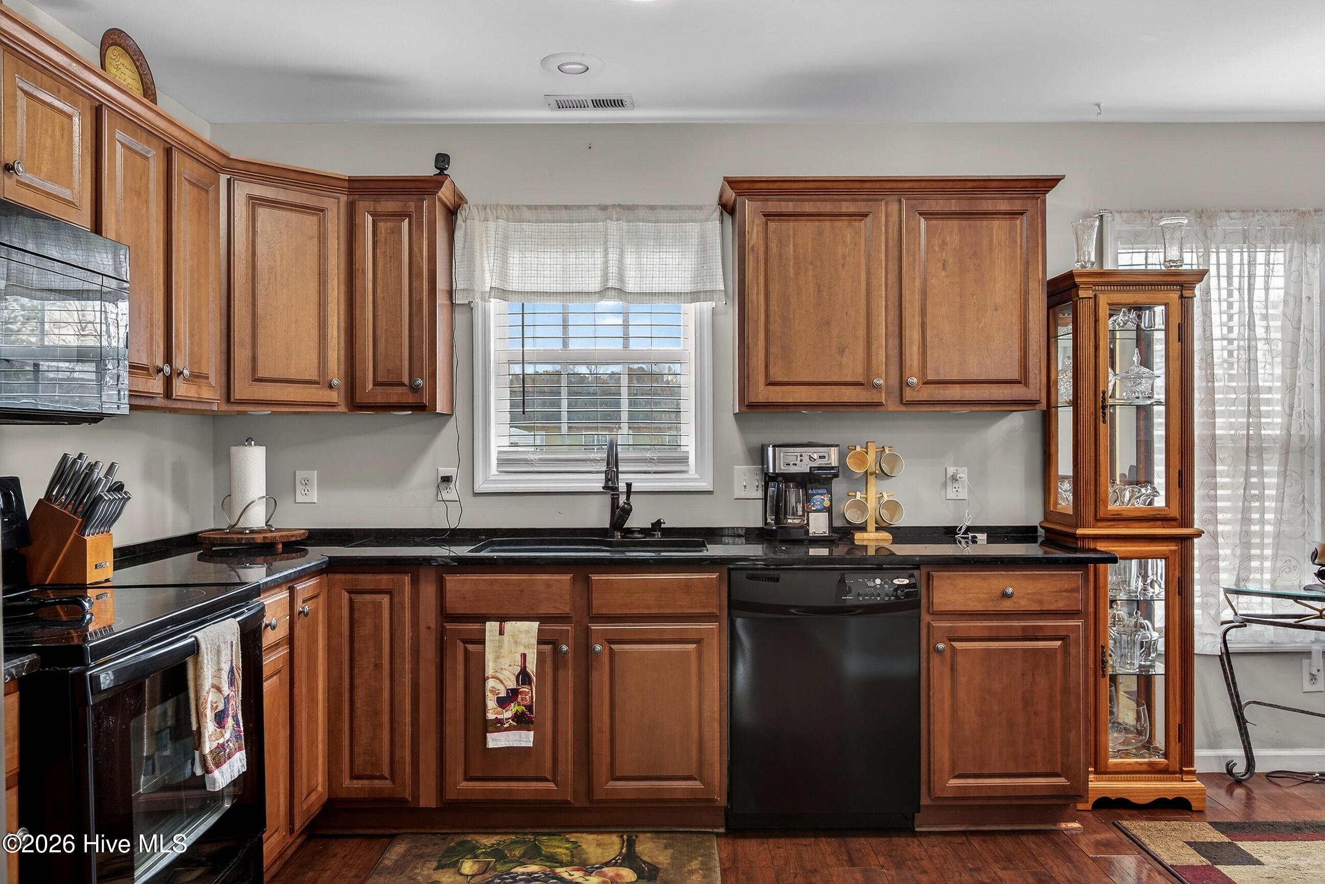 100557000 | Photo 12