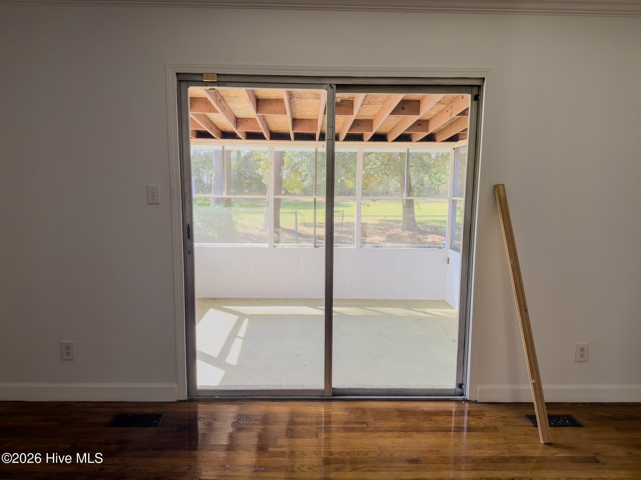 100567353 | Photo 15