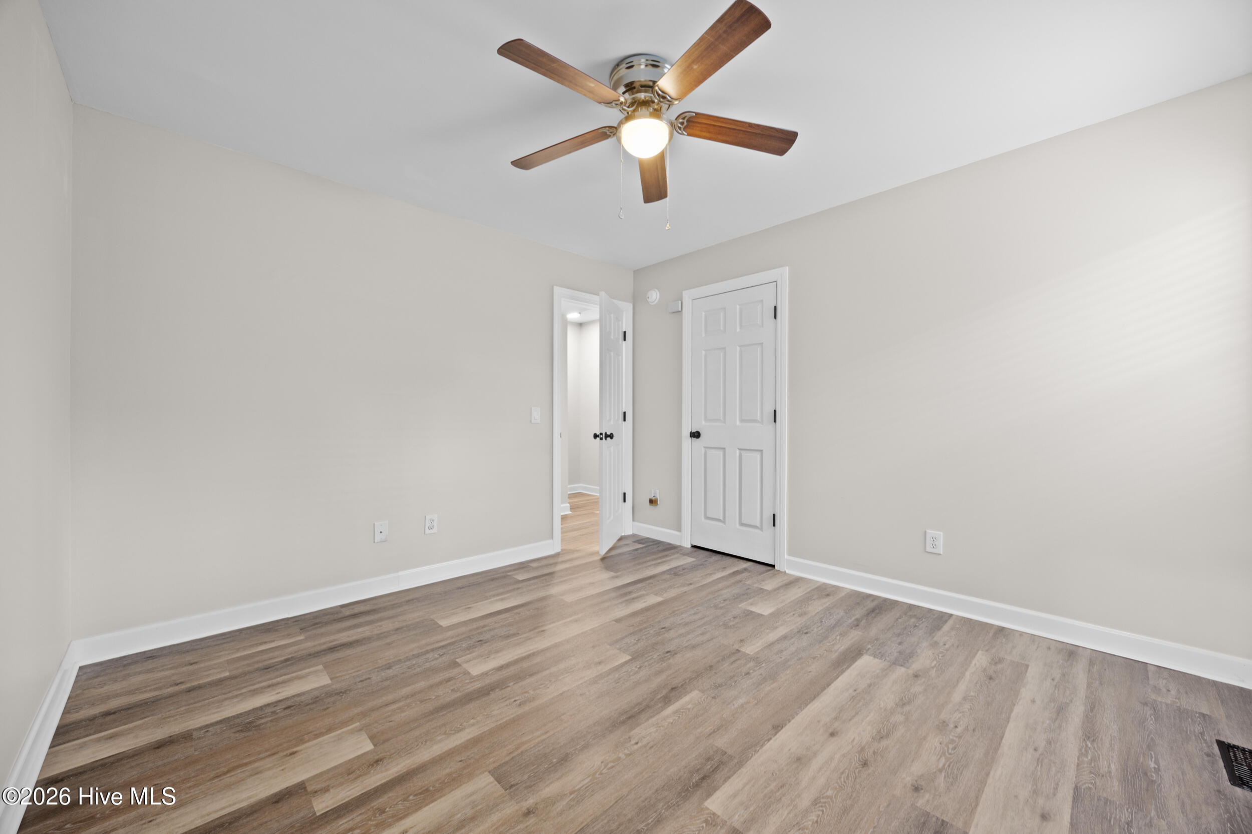 100558916 | Photo 12