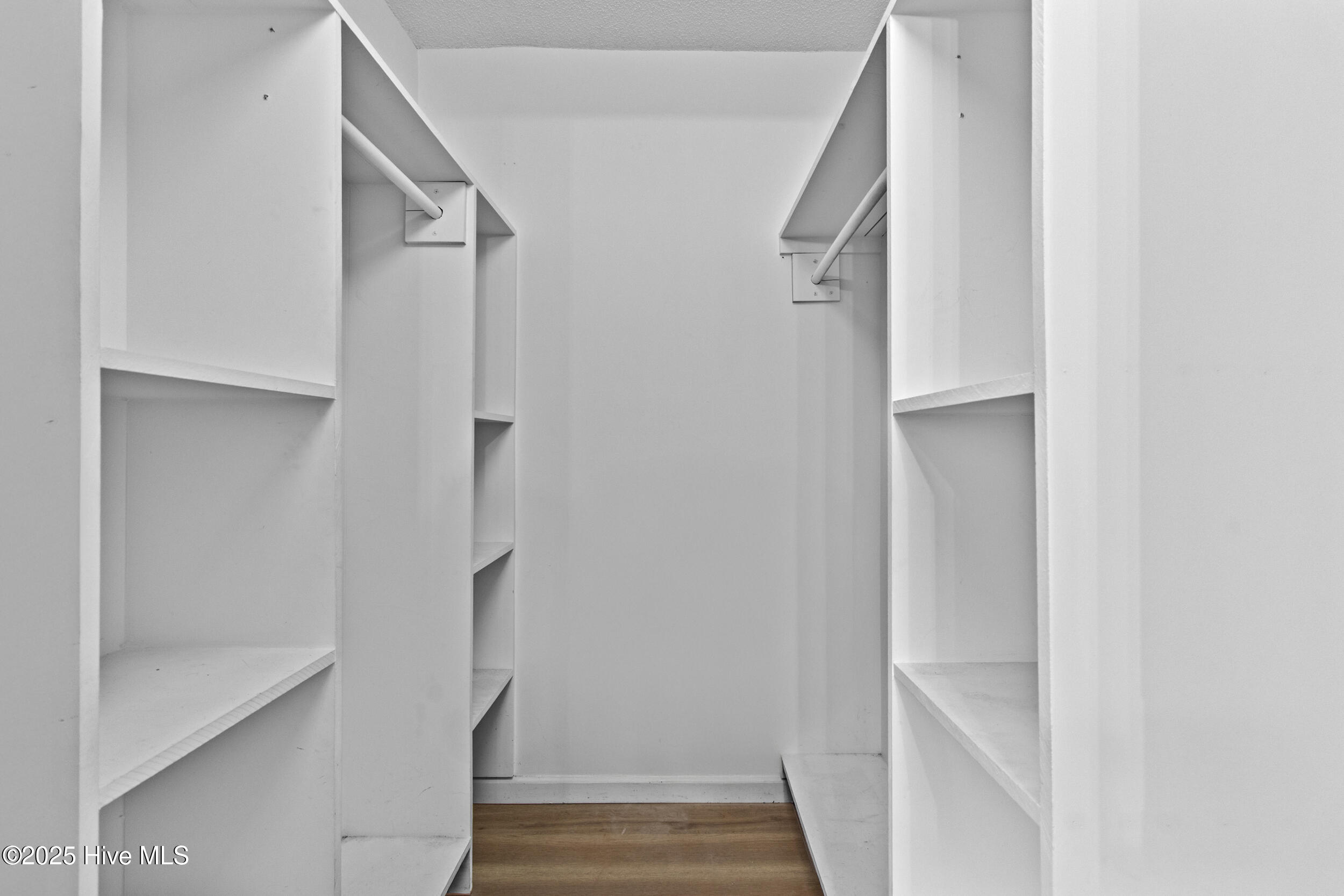 100561425 | Photo 29