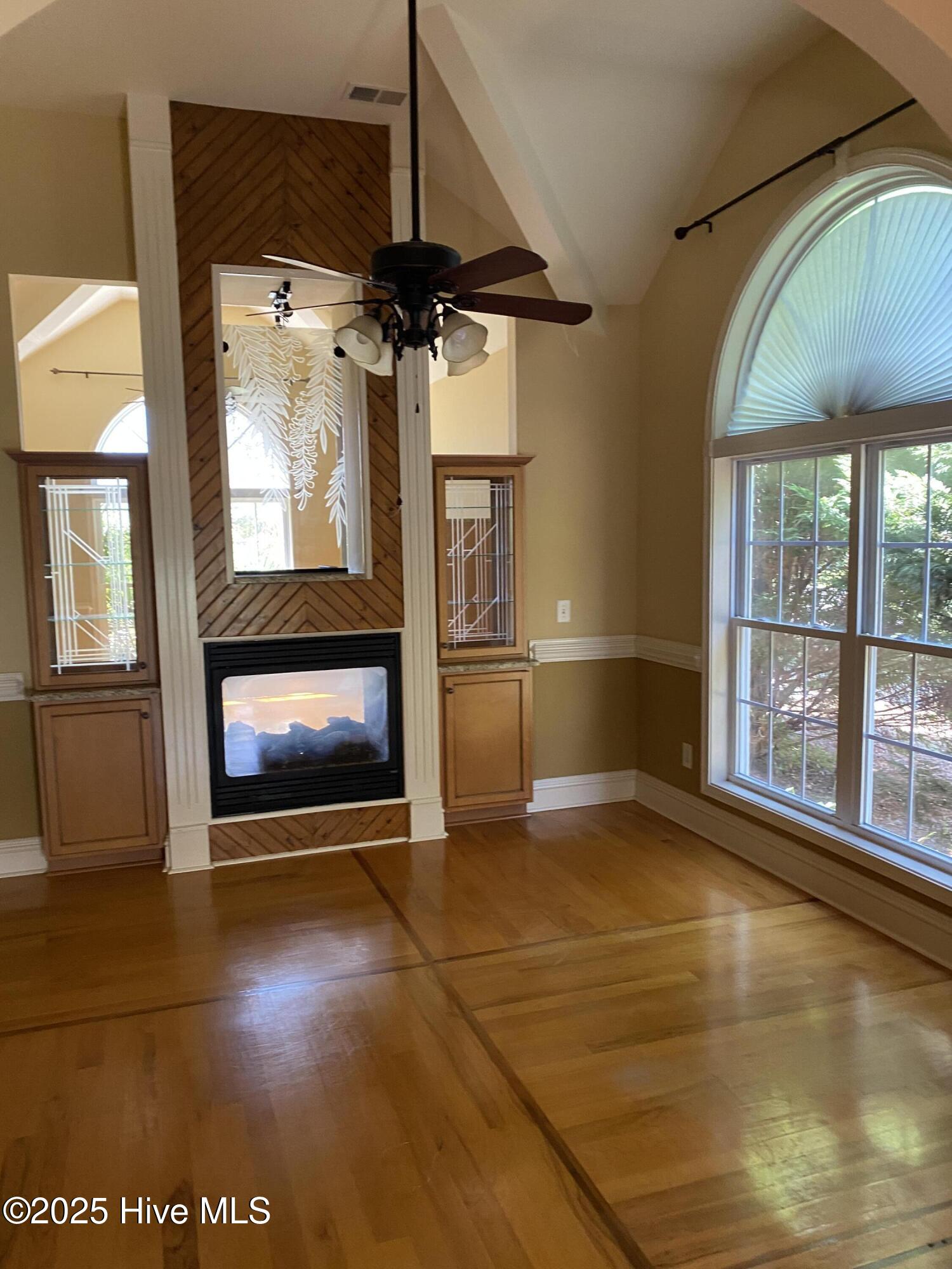 100520083 | Photo 19