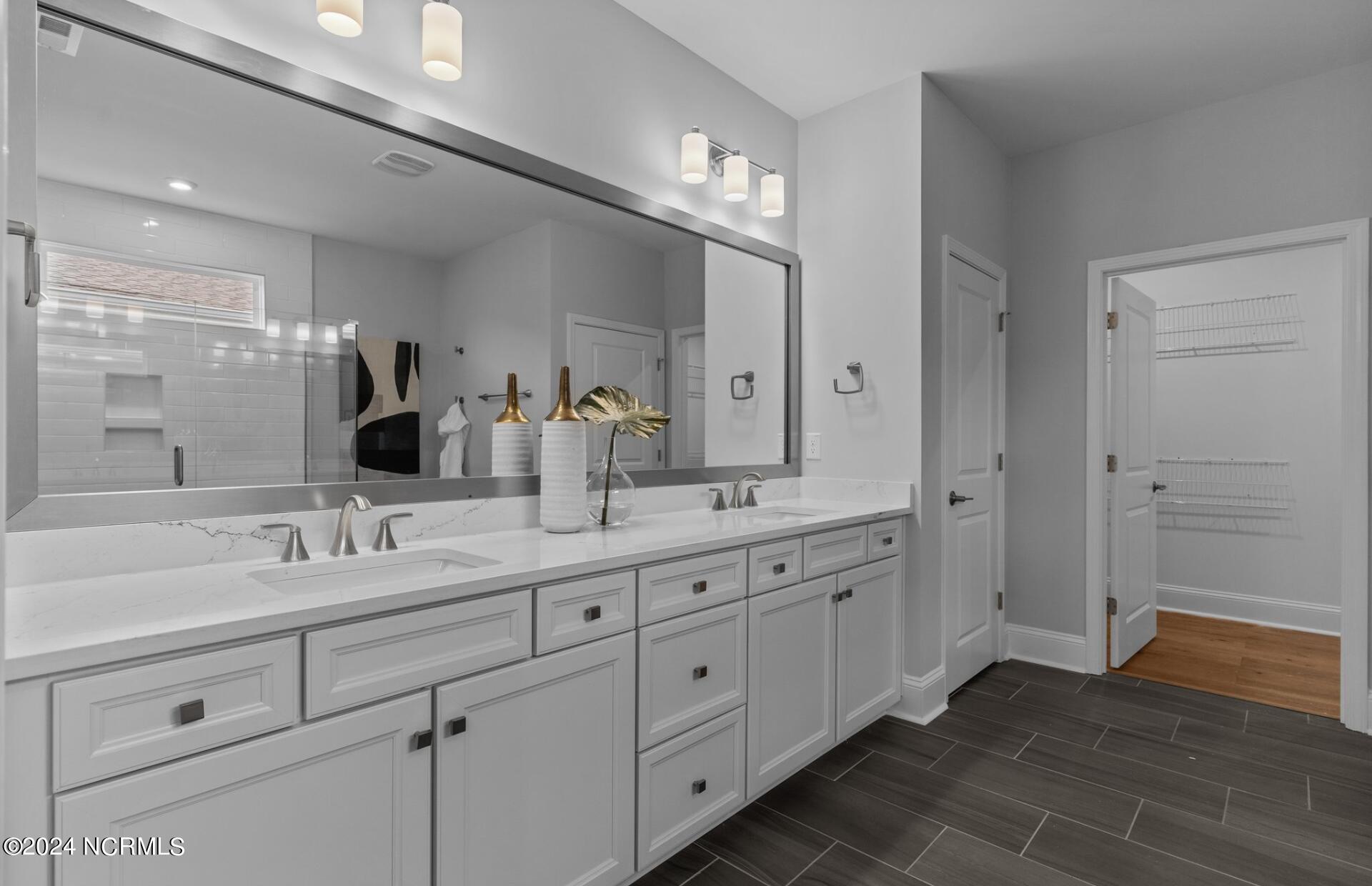 100535007 | Photo 22