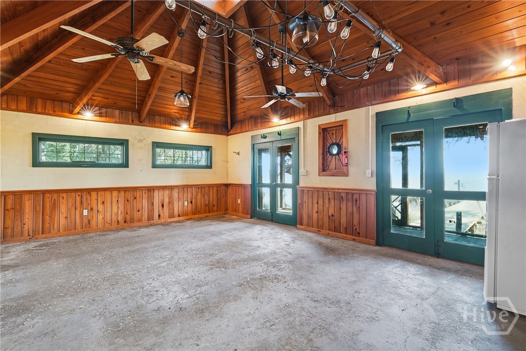 Dock house with plumbing and electric