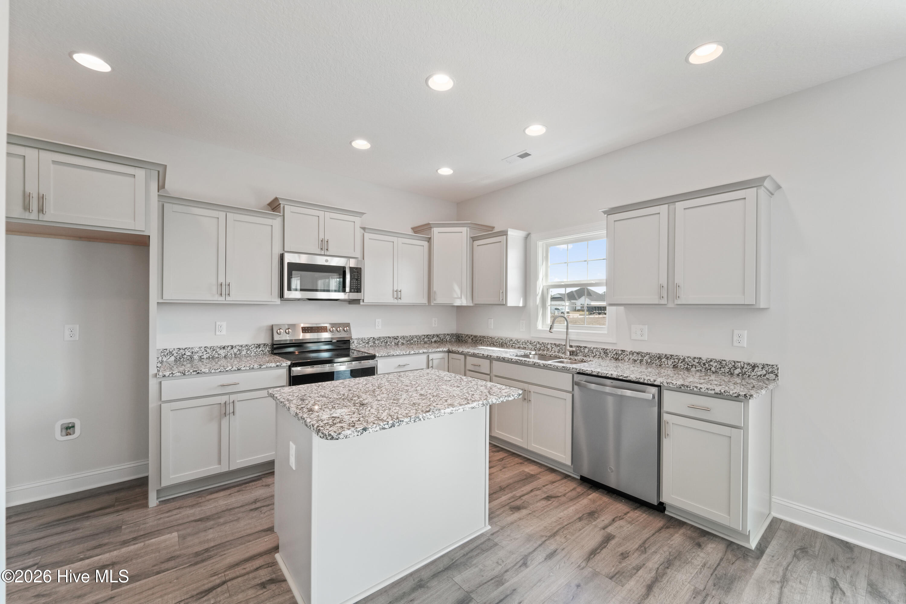 100519692 | Photo 11