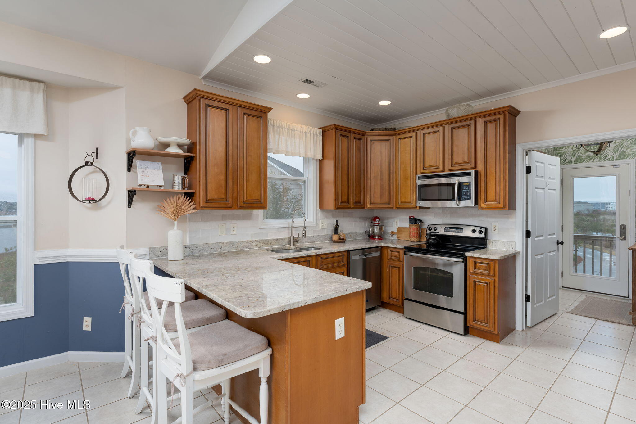 100488869 | Photo 16