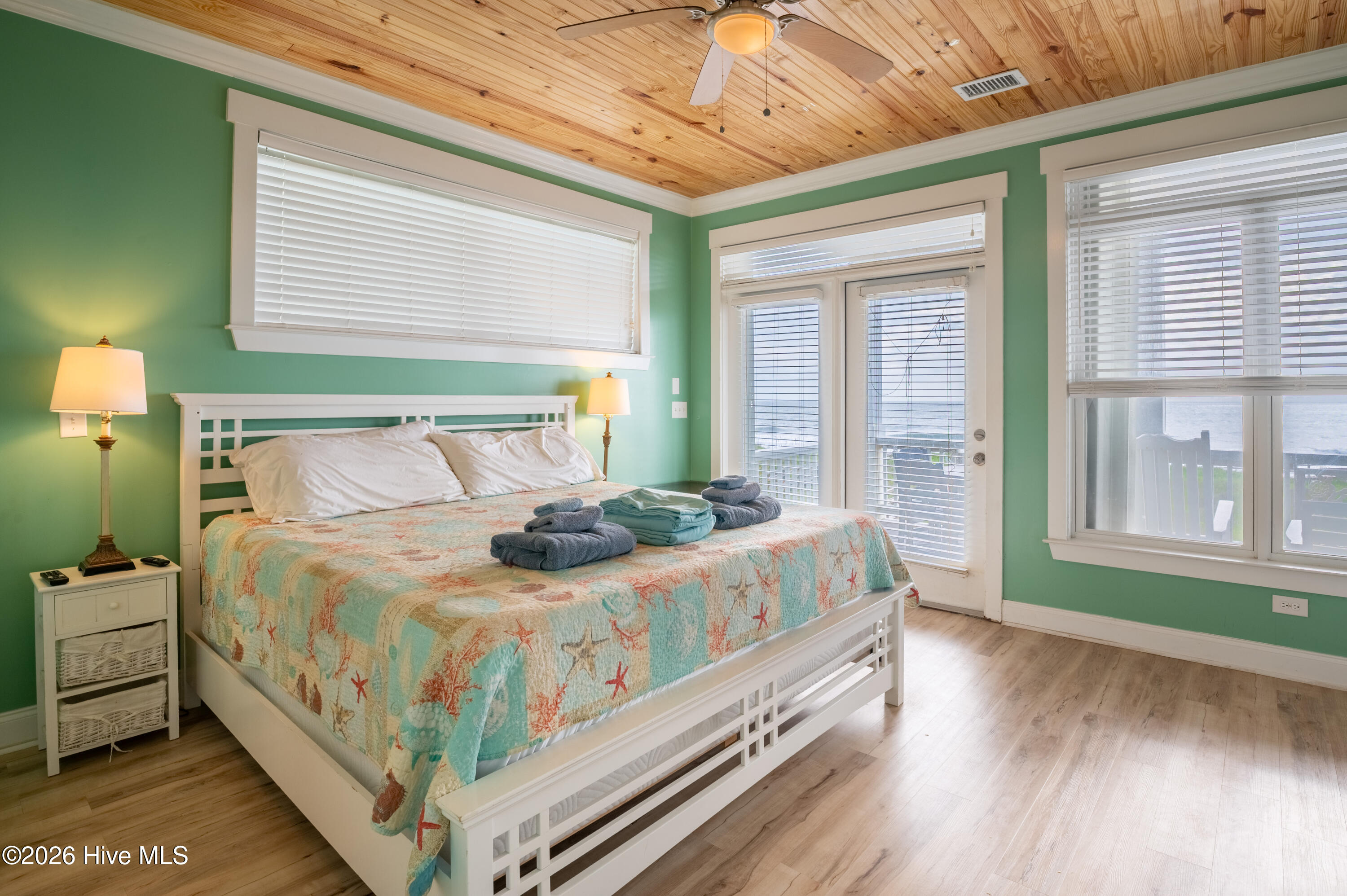 100550825 | Photo 37