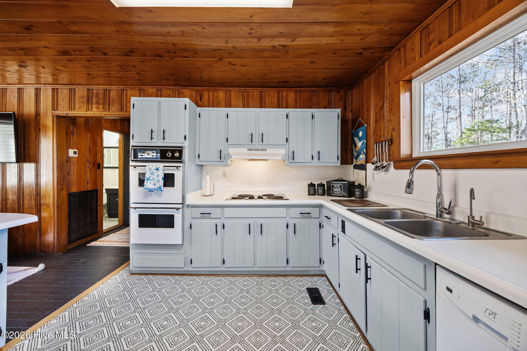 100558937 | Photo 12