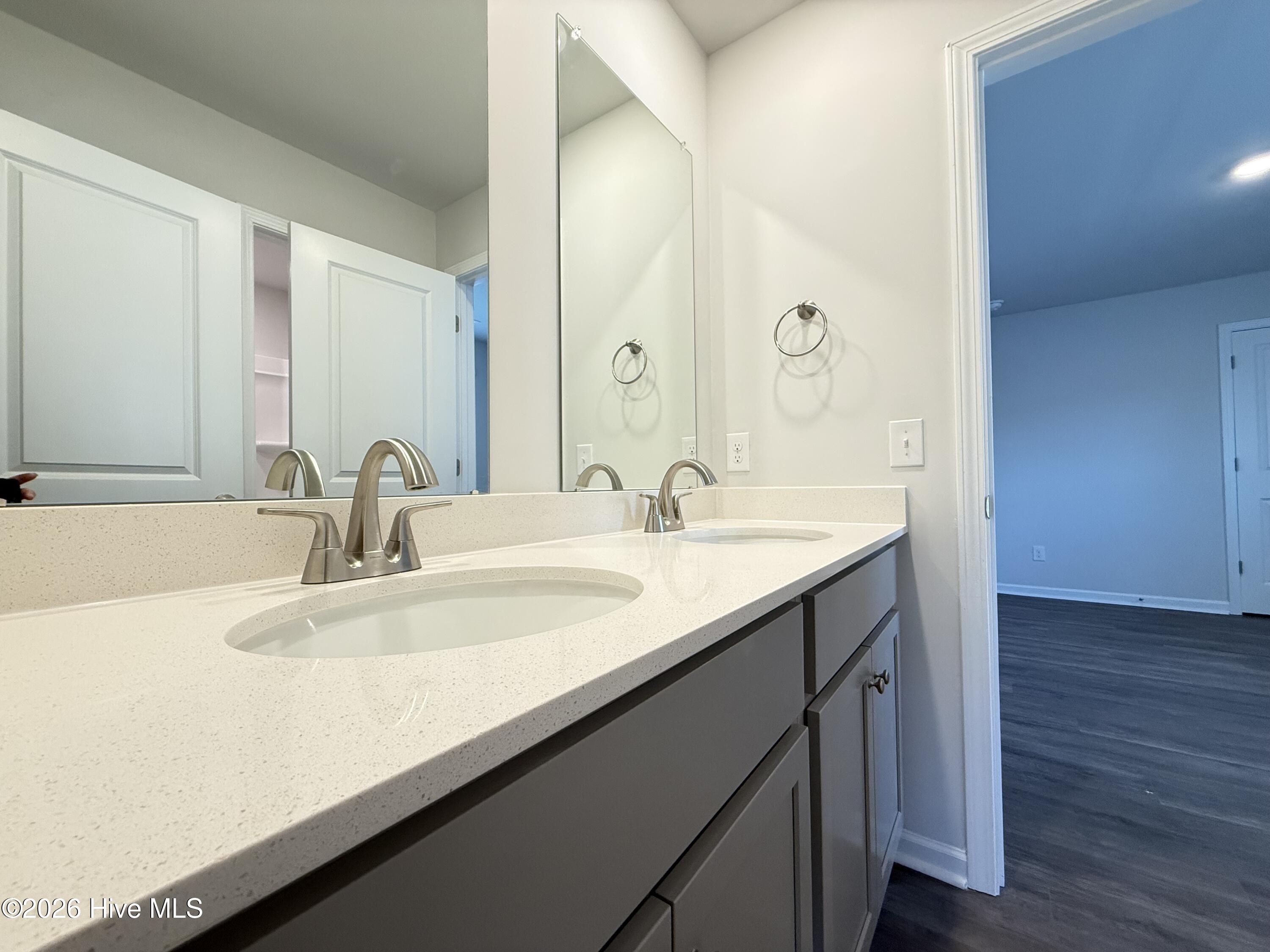 100526305 | Photo 26