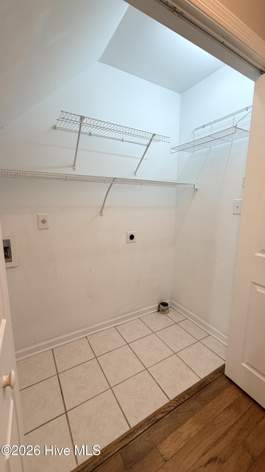 100569360 | Photo 25