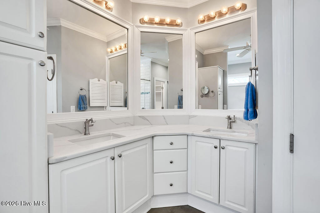 100563710 | Photo 45