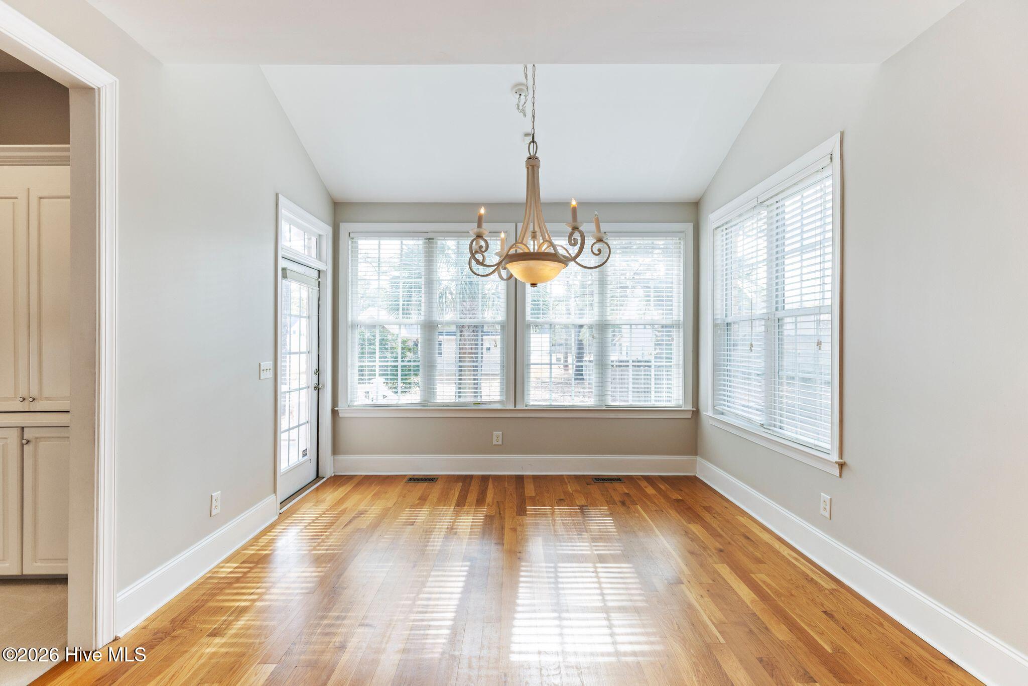 100553307 | Photo 30