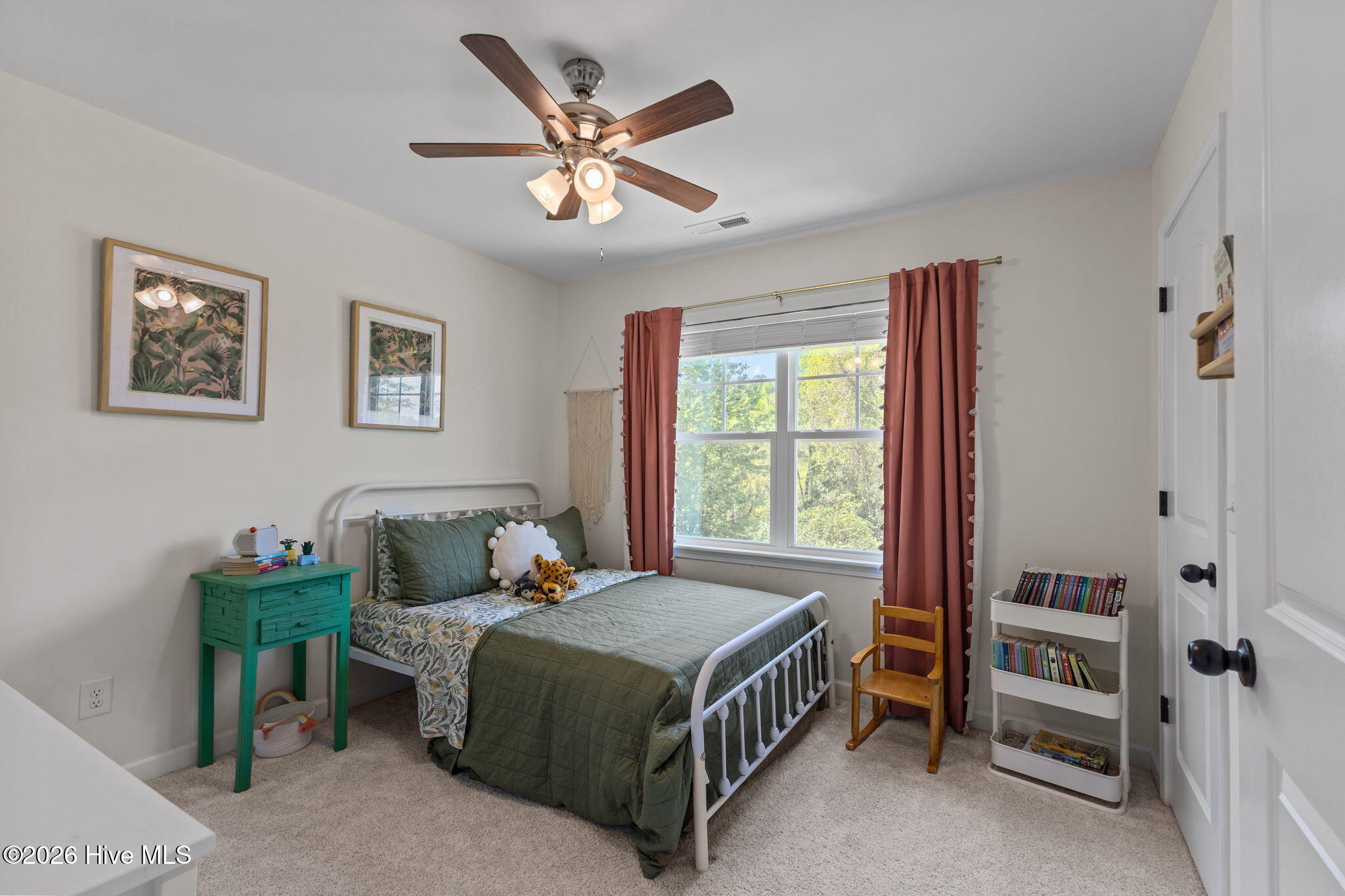 100568670 | Photo 24