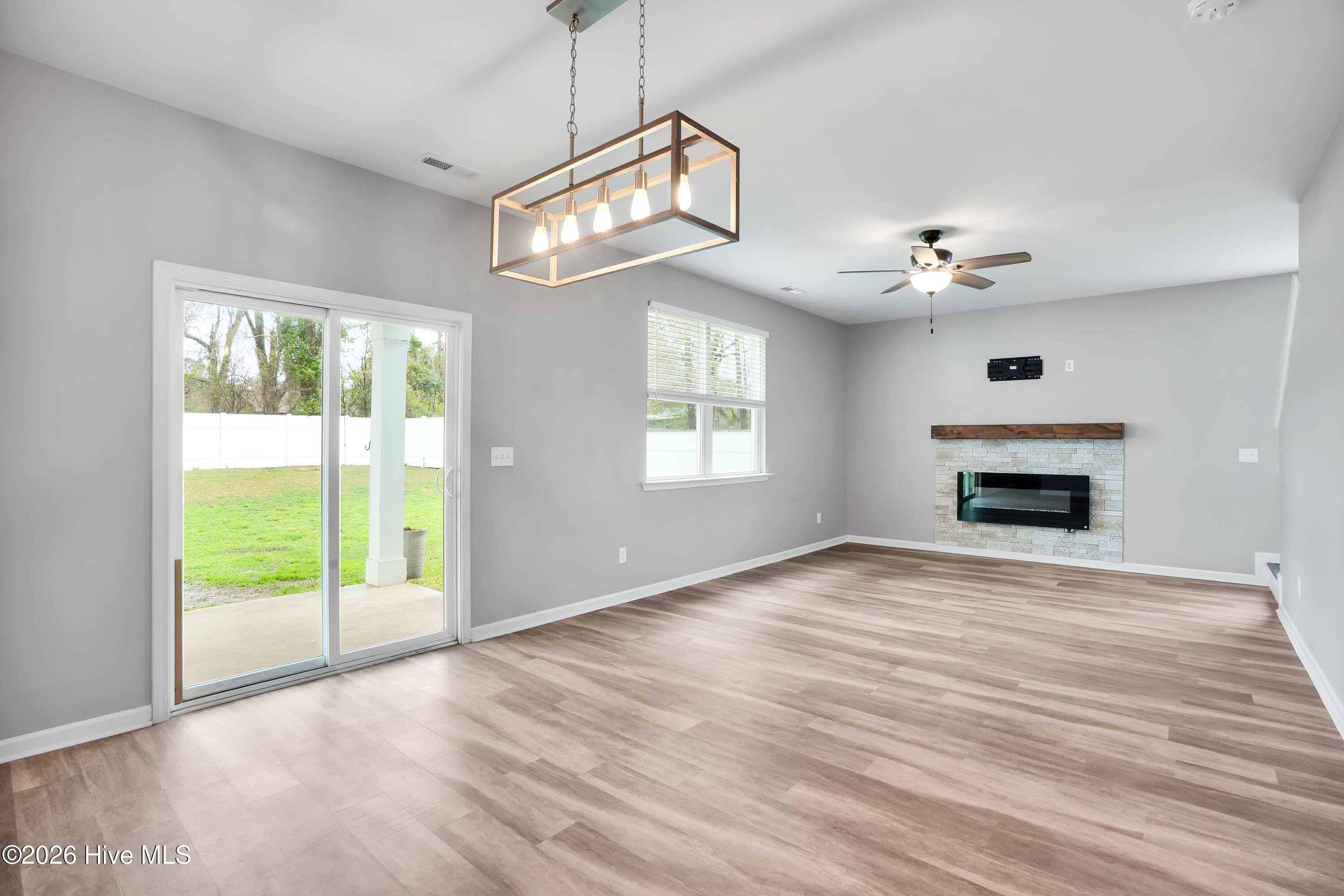 100548211 | Photo 11