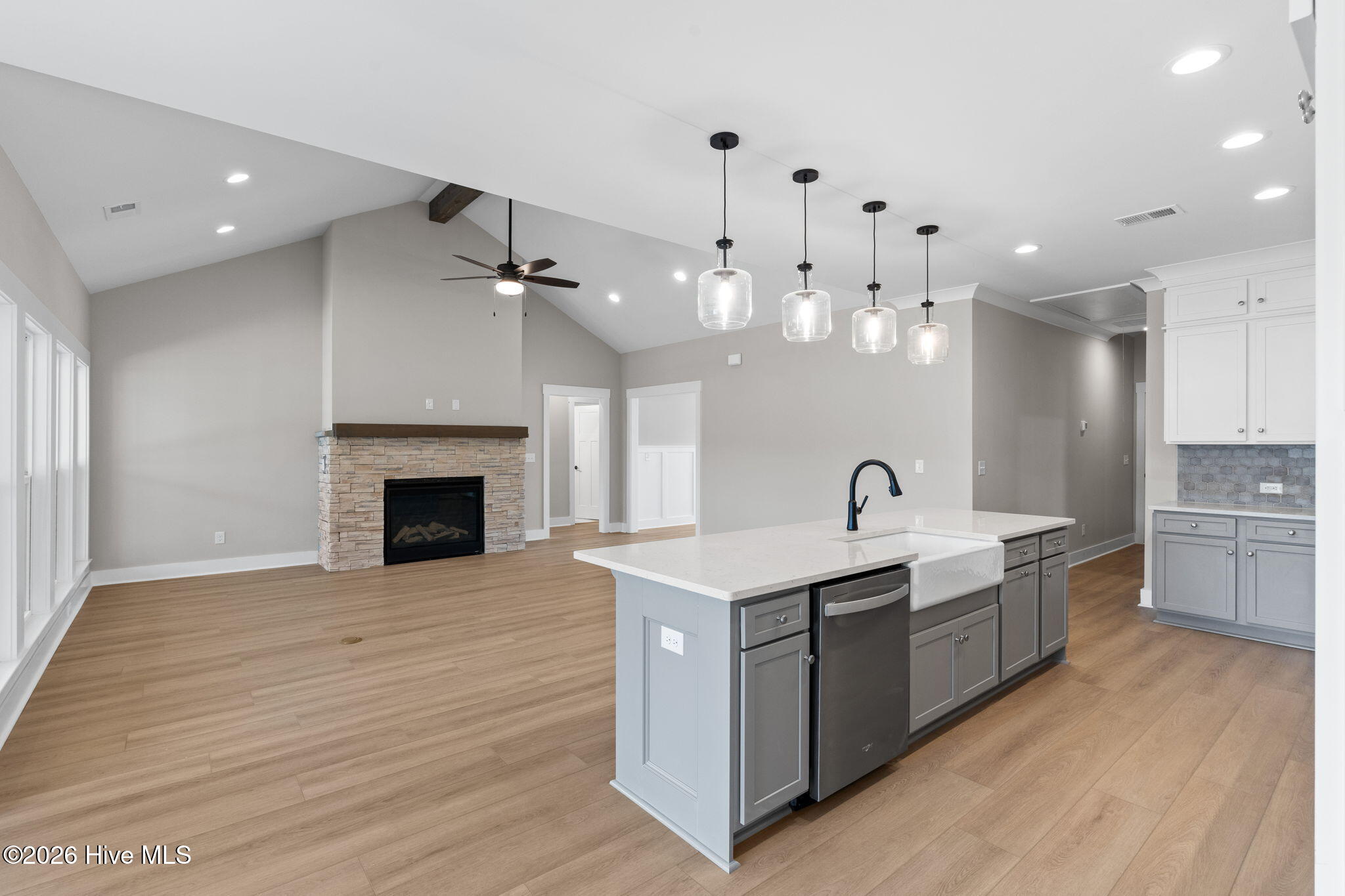 100537581 | Photo 63