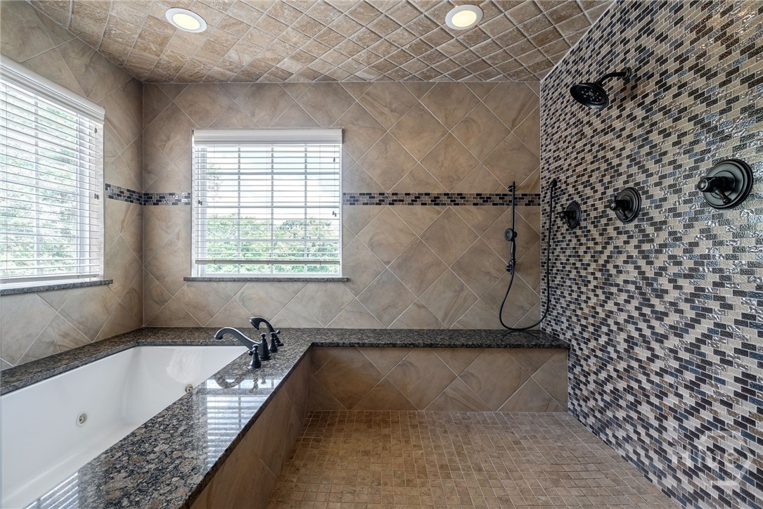 steam shower/tub