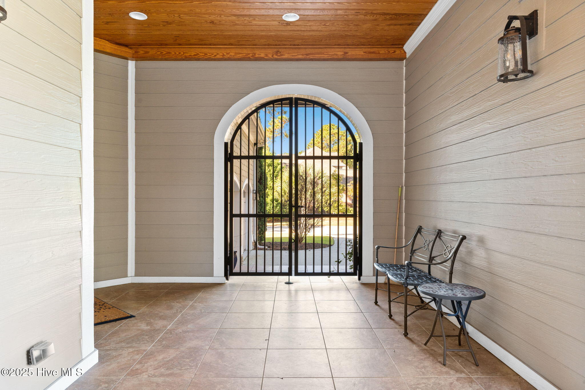 100540302 | Photo 11