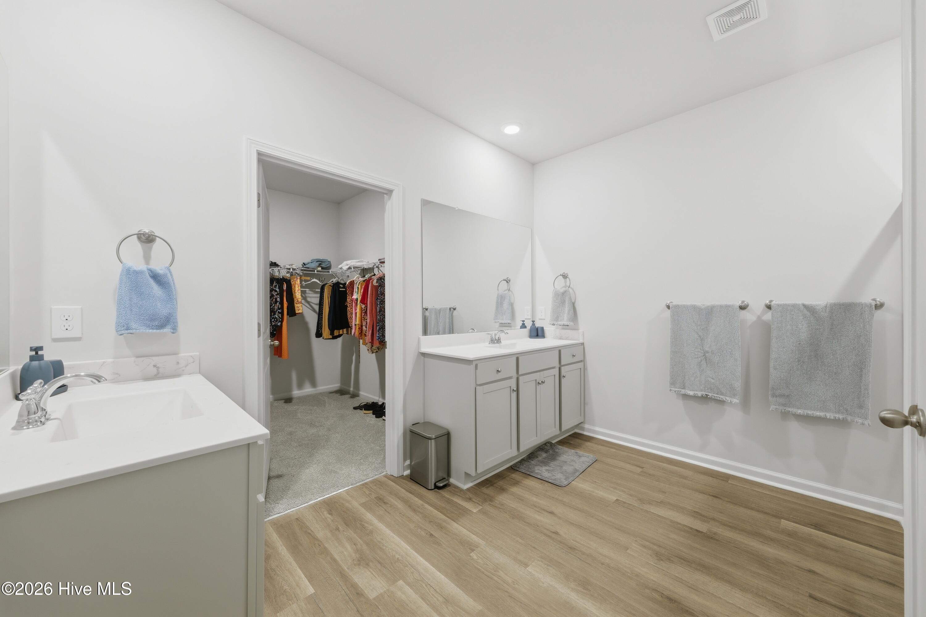 100564310 | Photo 32