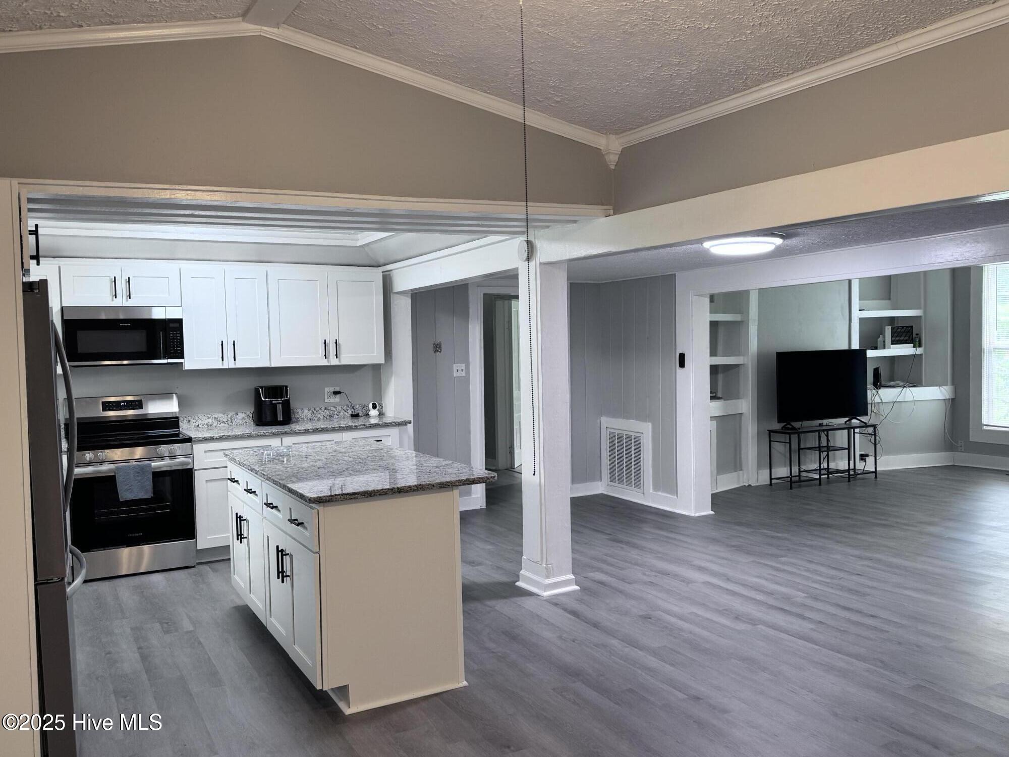 100555801 | Photo 11