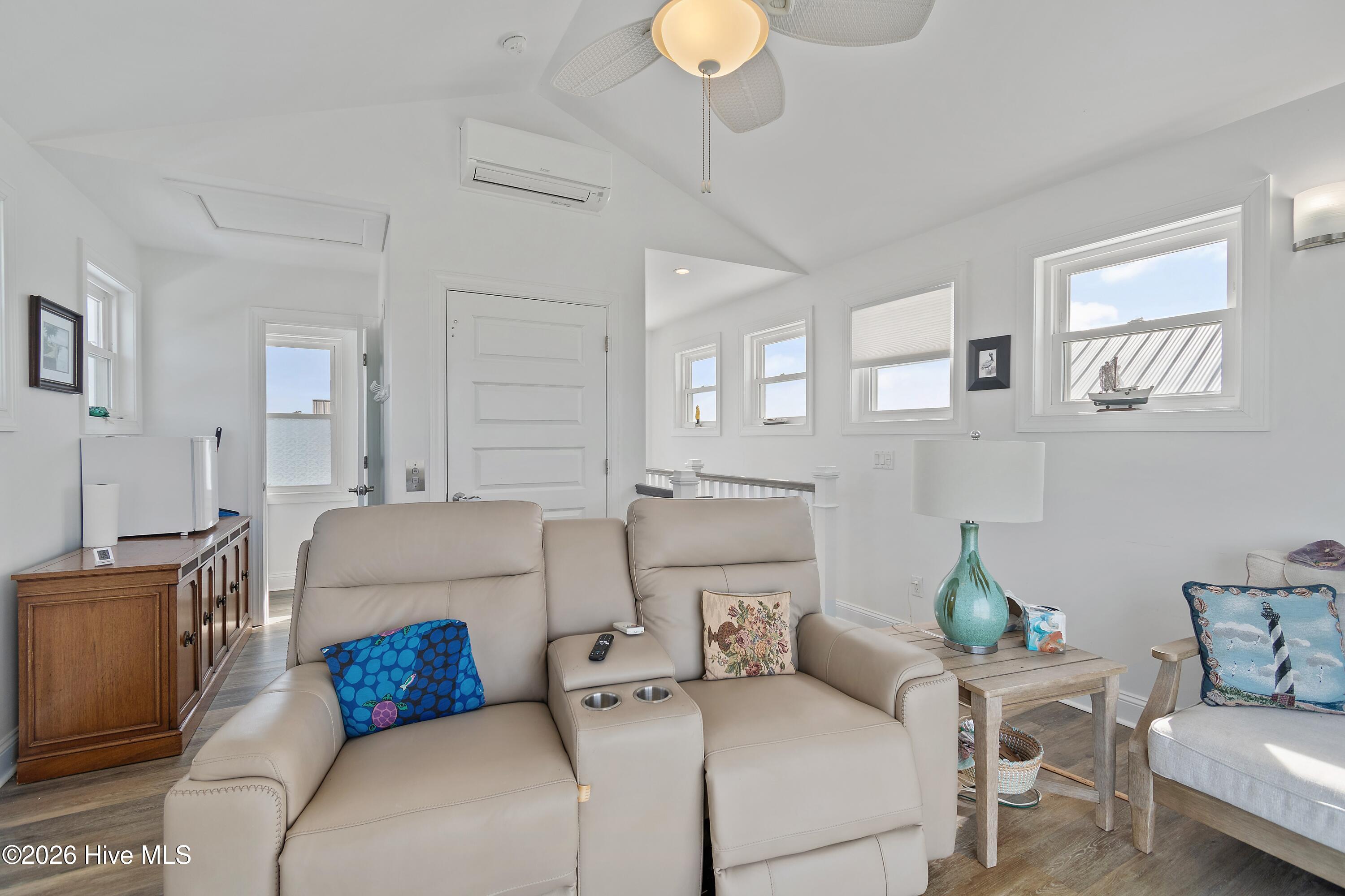 100569393 | Photo 33