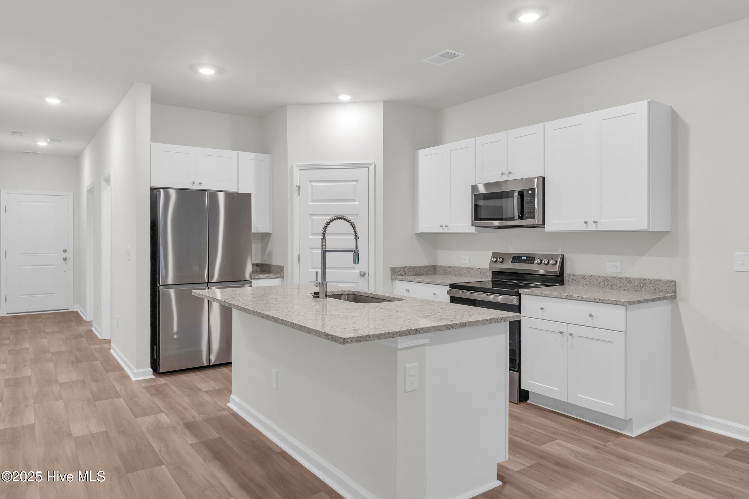 100521809 | Photo 13