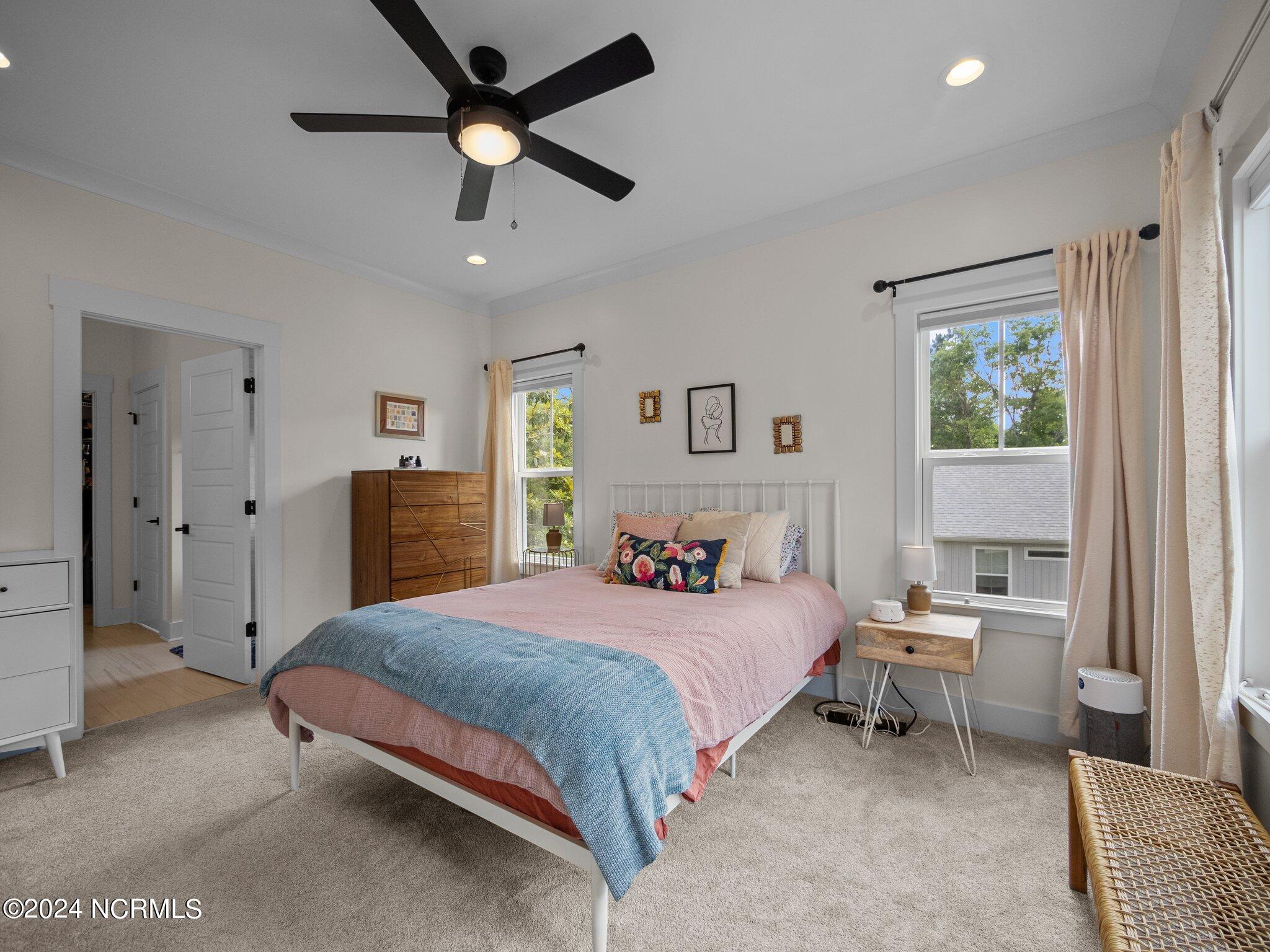 100560825 | Photo 23