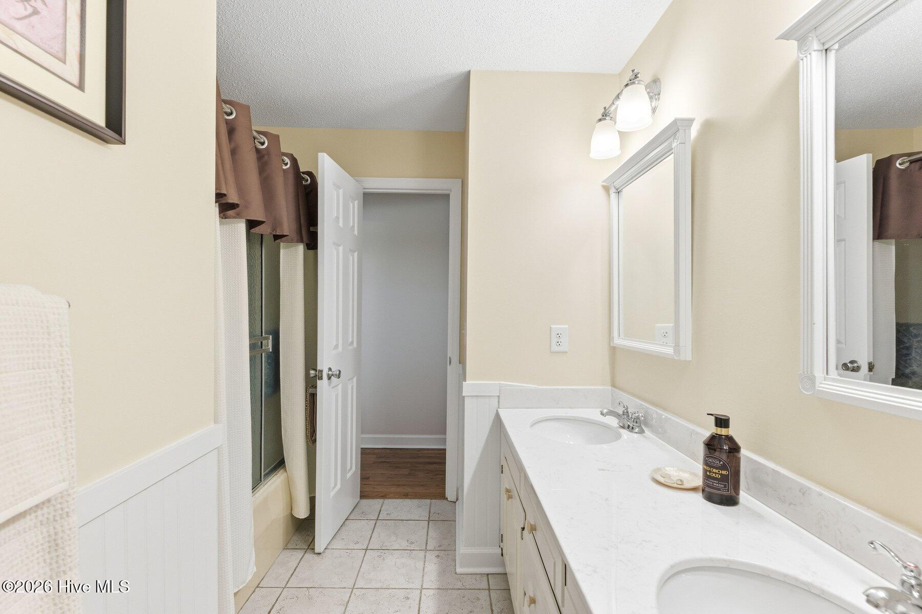 100558003 | Photo 43