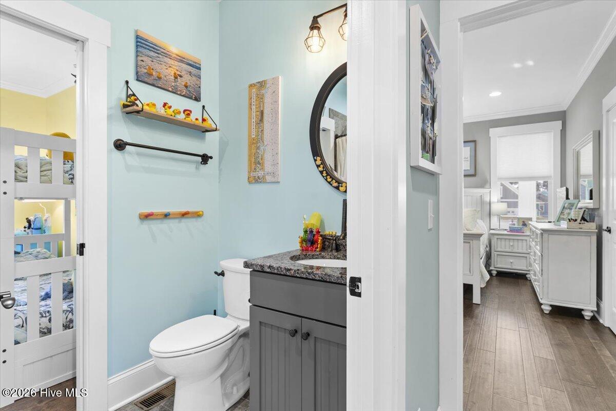 100547784 | Photo 38